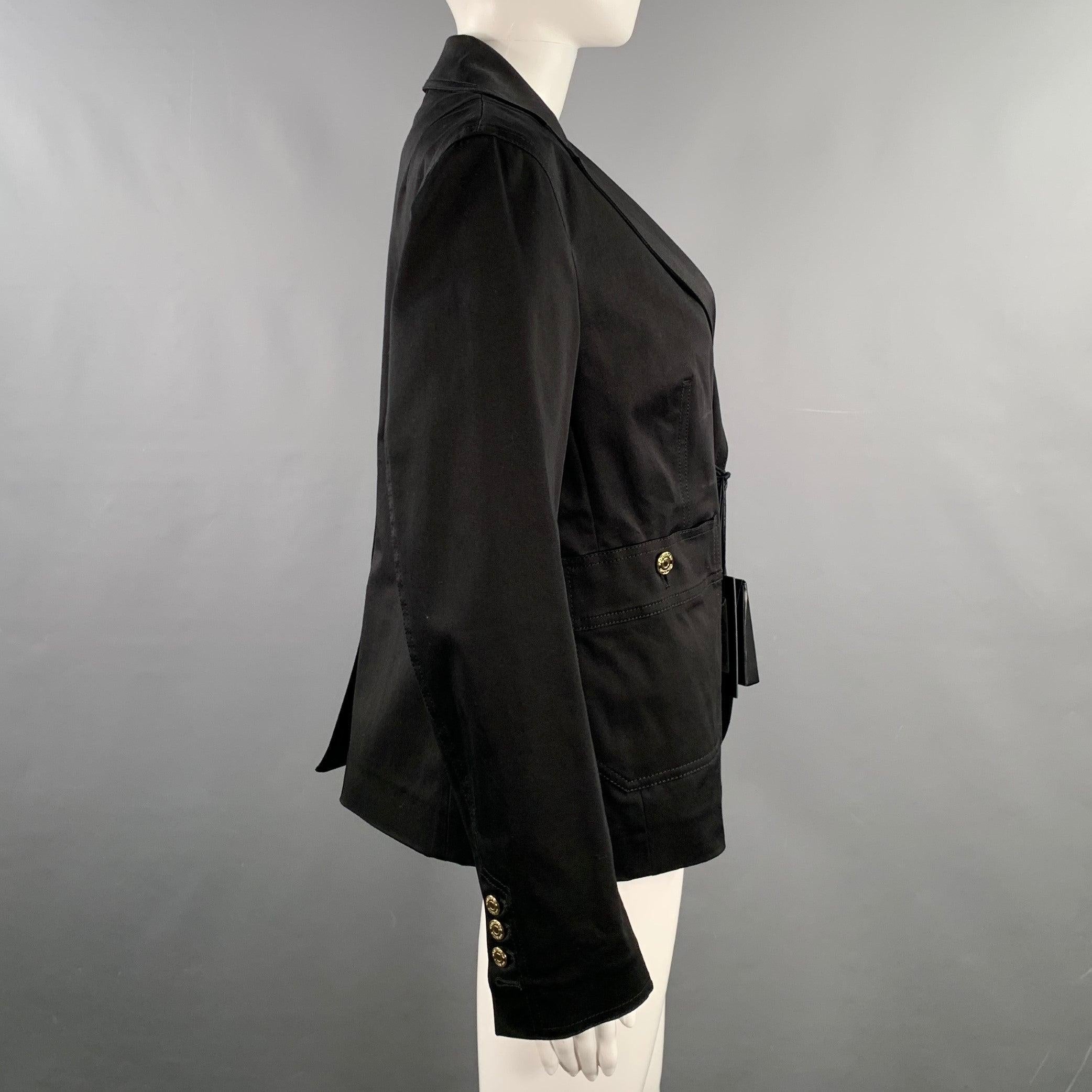 Blazer DSQUARED2 in misto cotone nero con revers a lancia, bottoni argentati, tasche applicate, spacco posteriore singolo e chiusura a due bottoni. Prodotto in Italia.
Ottime condizioni di prevendita con etichette. Segni minori. 

Contrassegnato:  