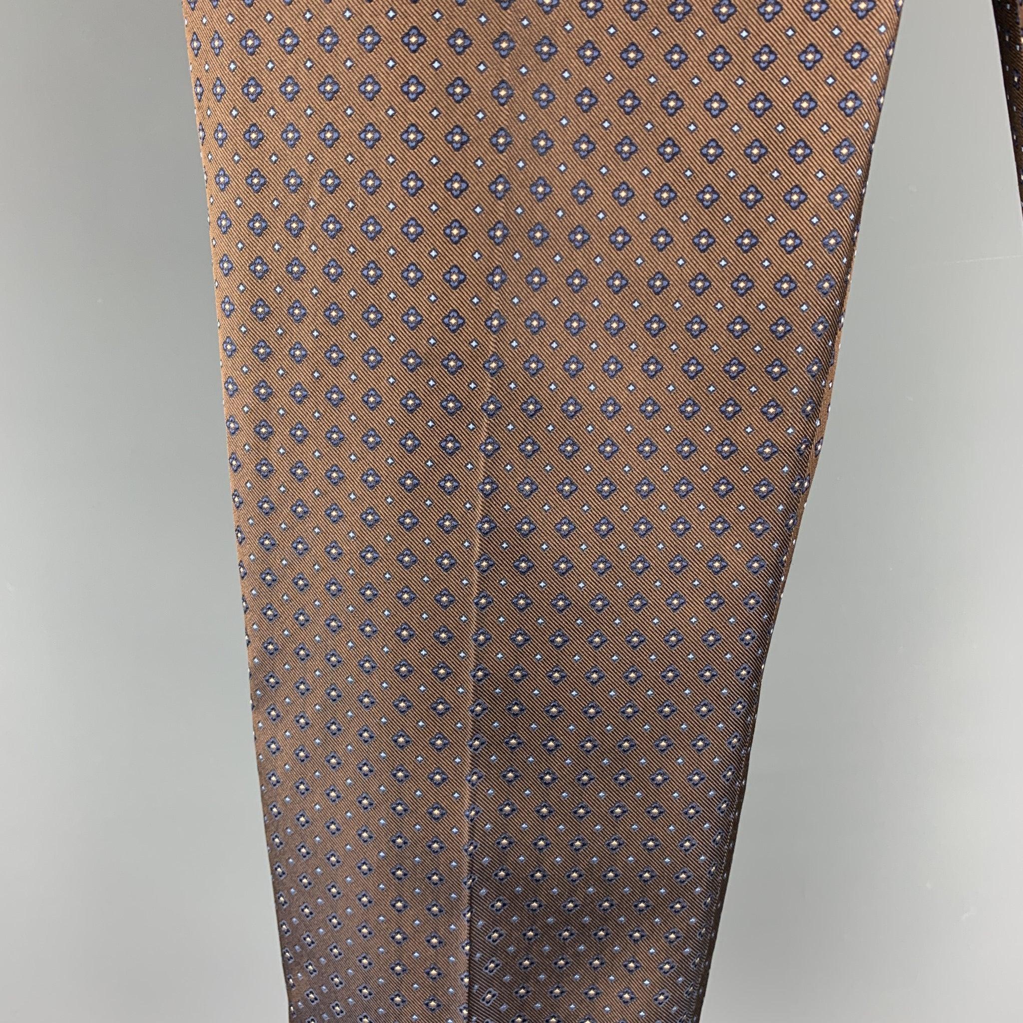 Ce pantalon habillé de DSQUARED2 est réalisé en soie jacquard marron et présente un style cropped, des jambes à revers et une fermeture zippée. Fabriqué en Italie.
Etat d'occasion. 

Marqué :   IT 44 

Mesures : 
  Taille : 35 pouces 
Montée : 6