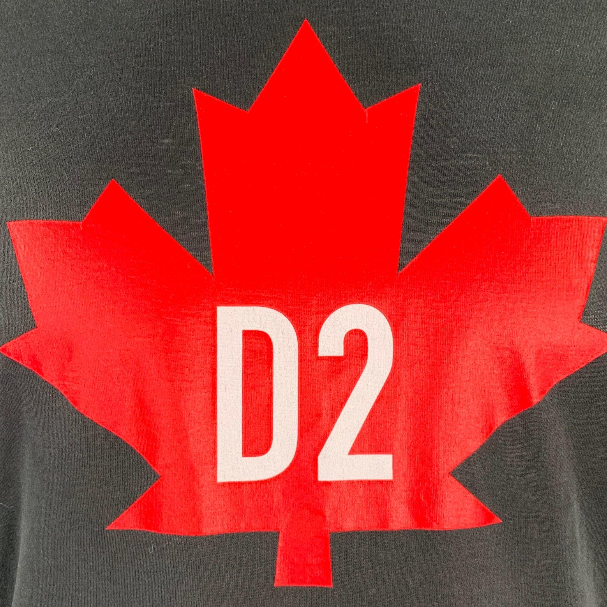 Camiseta DSQUARED2
en tejido negro con estampado de hojas de arce rojas y logotipo D2, manga corta y cuello redondo. Fabricado en Italia.Excelente estado de conservación. Sin etiquetas de tela. 

Marcado:   L 

Medidas: 
 
Hombro 17 pulgadas Pecho:
