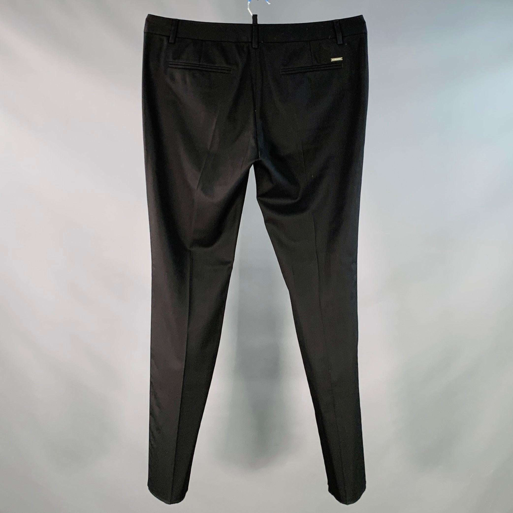 Pantaloni eleganti Dsquared2
in twill di misto lana vergine elasticizzato nero, caratterizzati da un taglio frontale piatto, gamba affusolata e chiusura con bottoni. Nota: questo capo è stato modificato professionalmente. Controlla le misure. L'orlo