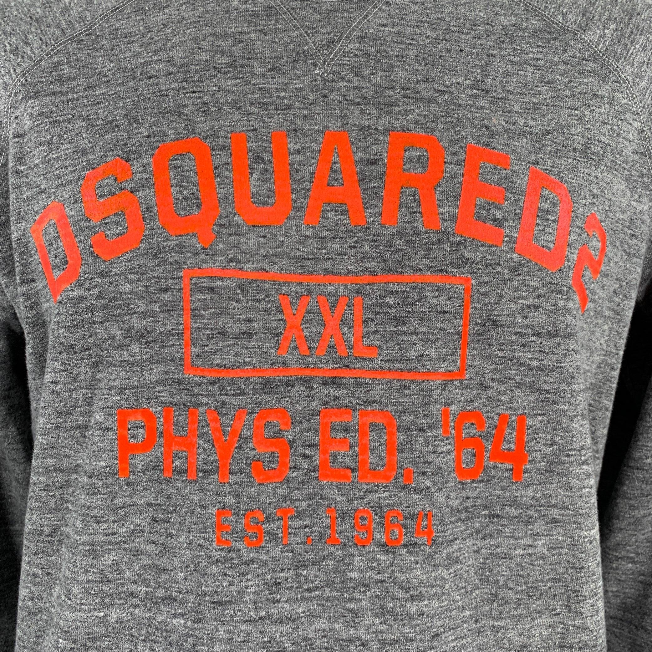 DSQUARED2 Sweatshirt
aus erdgrauem Stoff mit rotem Varsity-Logo auf der Vorderseite, langen Ärmeln und Rundhalsausschnitt. Made in Italy Ausgezeichneter Pre-Owned Zustand. Stoffetiketten entfernt. 

Markiert:   L 

Abmessungen: 
 
Schultern: 16,5