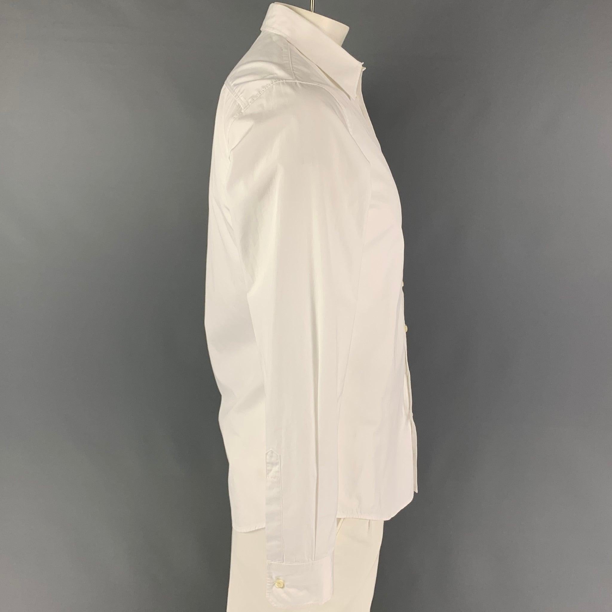 DSQUARED2 long sleeve shirt comes in white cotton featuring a classic style, silver tone emblem logo detail, spread collar, and a button up closure. Made in Italy.
Very Good
Pre-Owned Condition. 

Marked:   52 

Measurements: 
 
Shoulder: 17 inches 