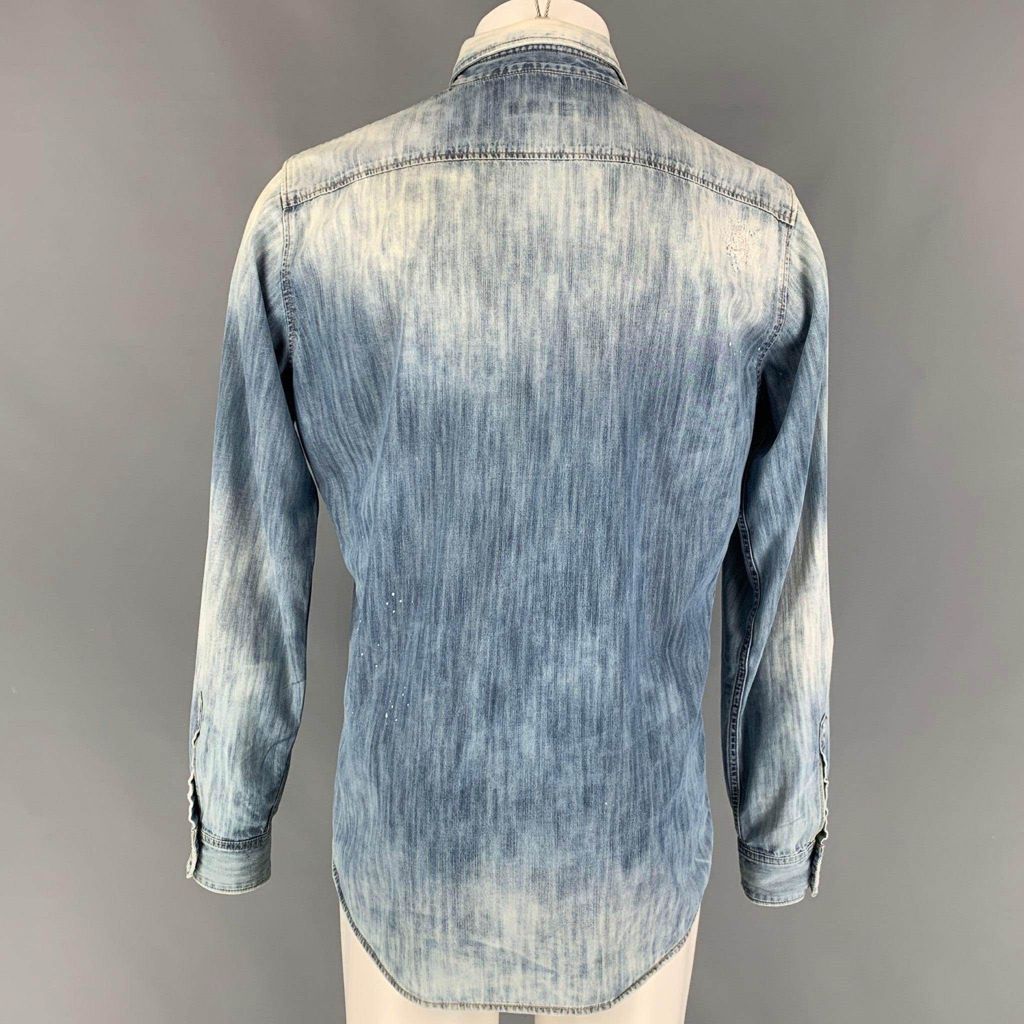 DSQUARED2, chemise à manches longues en jean de coton vieilli bleu, taille M Bon état à San Francisco, CA
