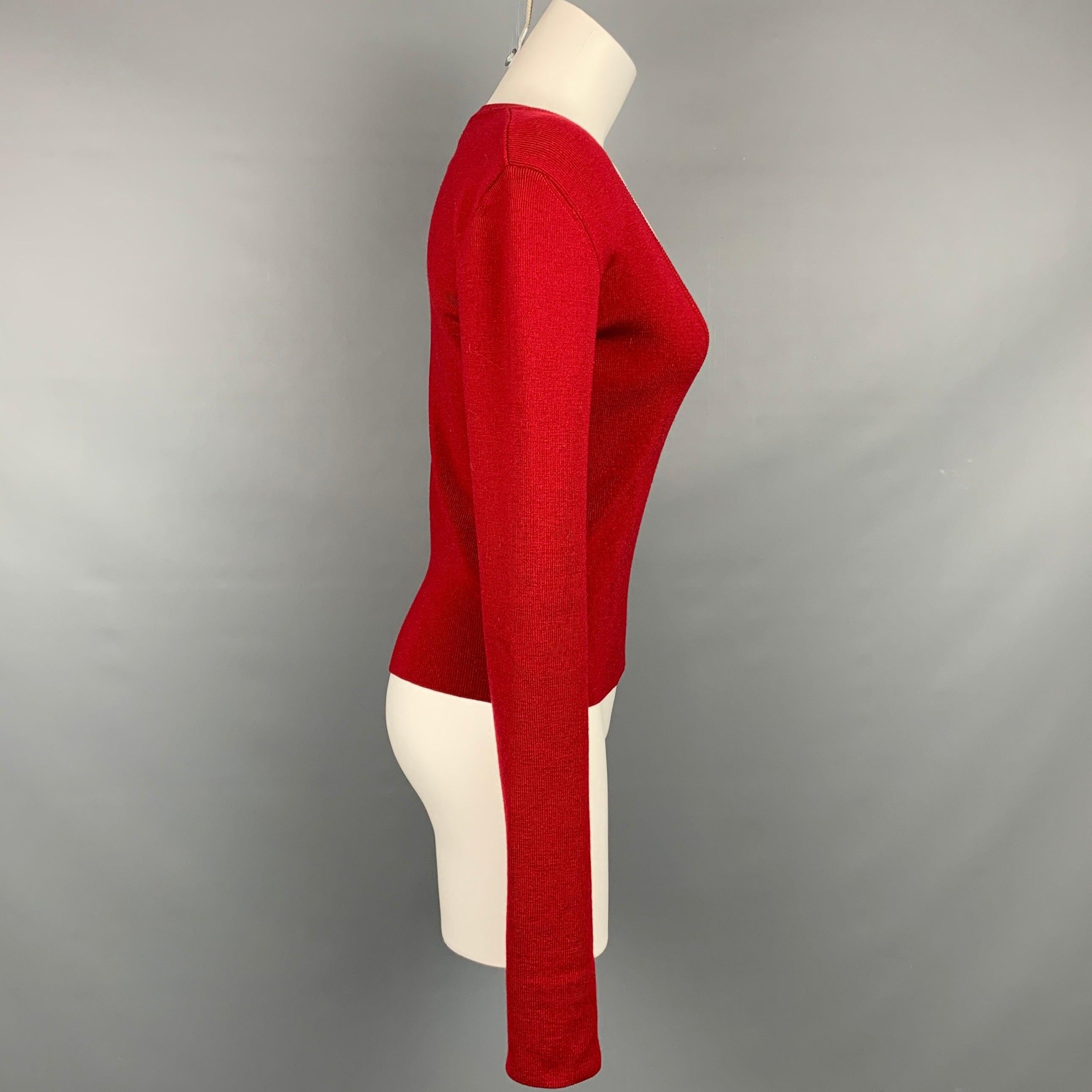 Le pull de DSQUARED2 est réalisé en laine rouge côtelée et présente une encolure en V profonde. Fabriqué en Italie.
Etat d'occasion. 

Marqué :   M 

Mesures : 
 
Épaule : 16 pouces  Poitrine : 35 pouces  Manches : 30 pouces  Longueur : 19,5 pouces