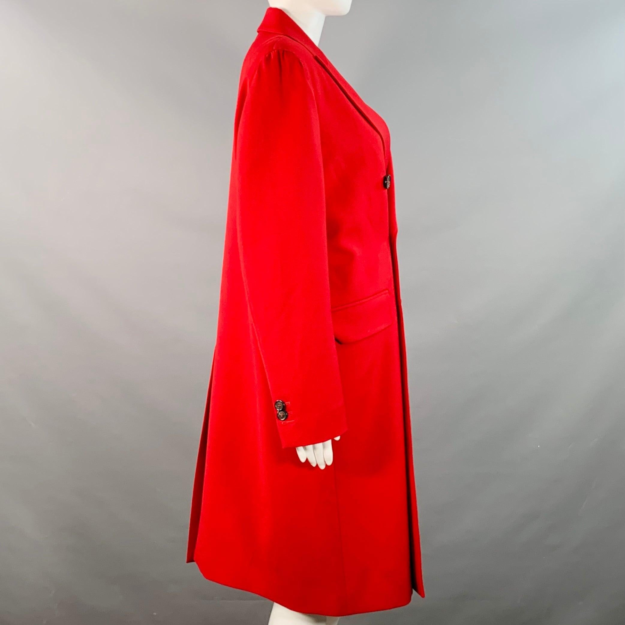 DSQUARED2 Mantel
aus rotem Wollmischgewebe mit Zweireiher, Spitzrevers und Knopfverschluss. Made in Italy Ausgezeichneter Pre-Owned Zustand. 

Markiert:   IT 44 

Abmessungen: 
 
Schultern: 16 Zoll Büste: 41 Zoll Ärmel: 24,5 Zoll Länge: 38,5 Zoll 
