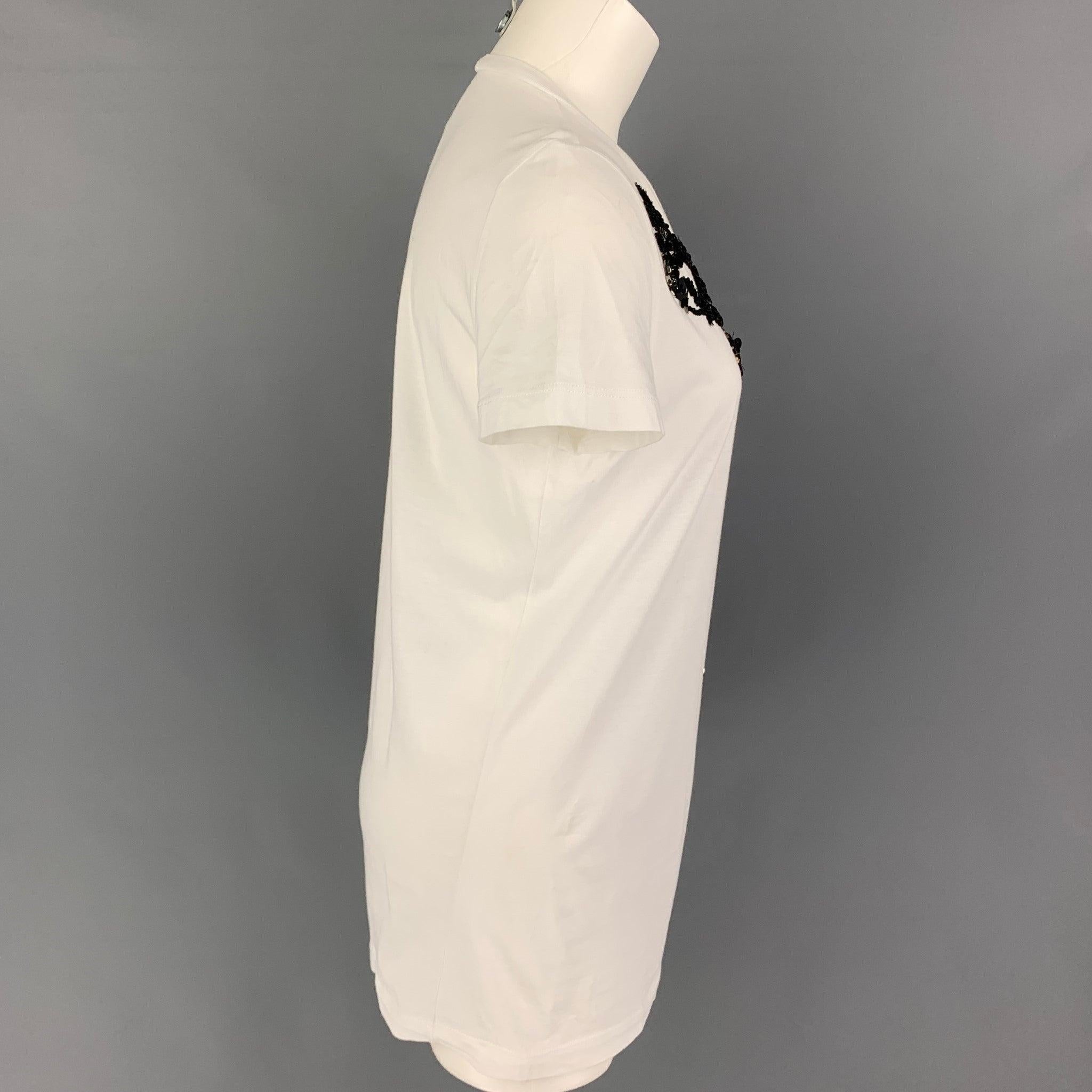 Ce t-shirt en coton blanc de DSQUARED2 présente un motif floral en strass, des détails pailletés et un col ras du cou.
Très bien
Etat d'occasion. Légère usure des strass. Tel quel.  

Marqué :   M  

Mesures : 
 
Épaule : 16 pouces  Poitrine : 36
