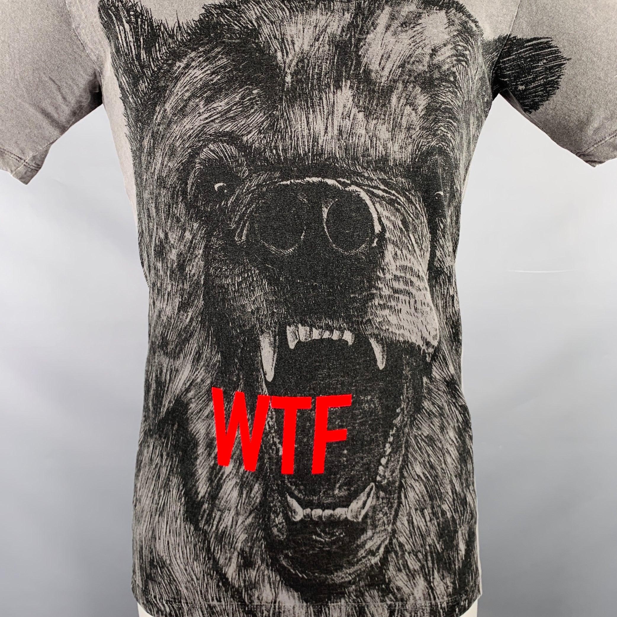 DSQUARED2 t-shirt
in a grey and black cotton knit fabric featuring a growling bear graphic print with WTF in red letters, and crew neck.Very Good Pre-Owned Condition. Minor signs of wear. 

Marked:   M 

Measurements: 
 
Shoulder: 18 inches Chest:
