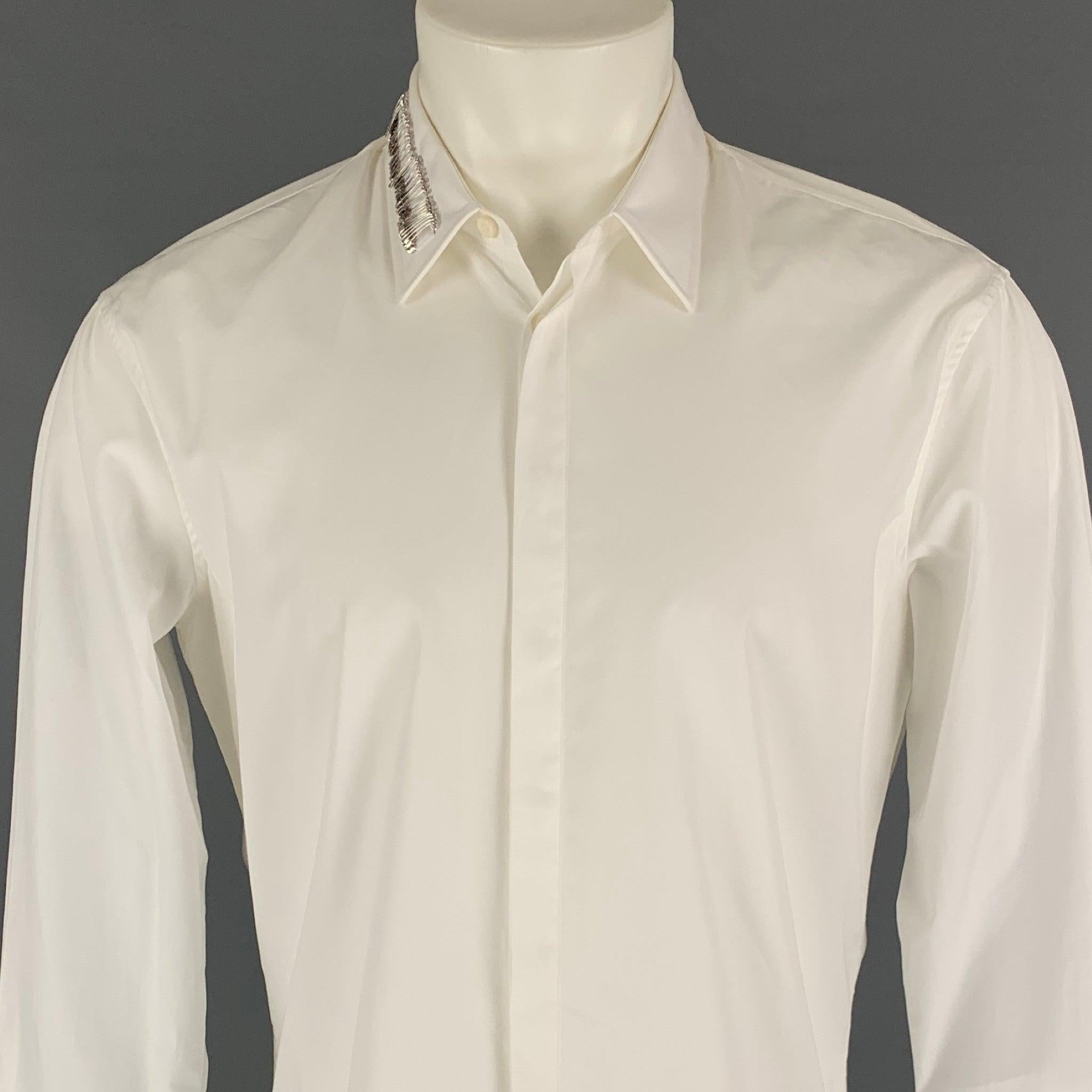 DSQUARED2 long sleeve shirt comes in a white cotton featuring a button up style, safety pin details, spread collar, and a hidden packet closure. Made in Italy.
Very Good
Pre-Owned Condition. 

Marked:   48 

Measurements: 
 
Shoulder: 19 inches 