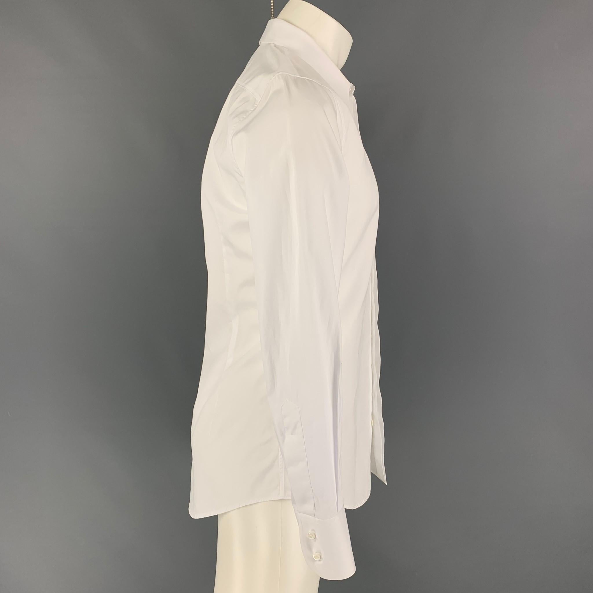 DSQUARED2 long sleeve shirt comes in a white cotton featuring a pointe collar, small logo detail, and a hidden placket closure. Made in Italy. 

Very Good Pre-Owned Condition.
Marked: 48

Measurements:

Shoulder: 17 in.
Chest: 40 in.
Sleeve: 26.5