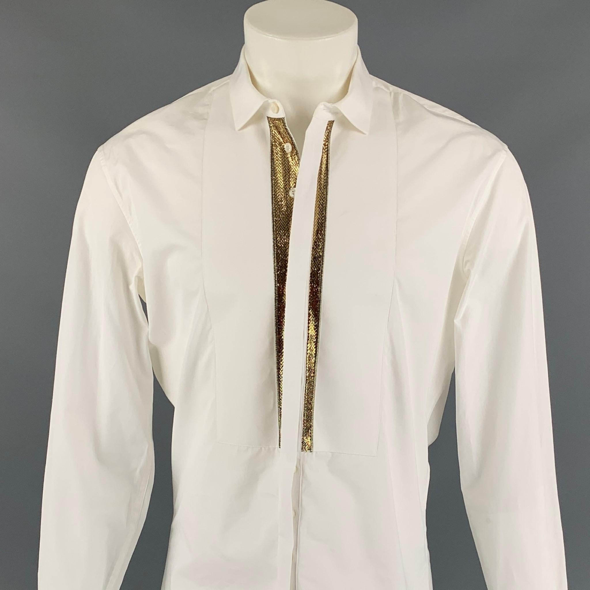 DSQUARED2 long sleeve shirt comes in a white cotton with a gold trim featuring a spread collar and a hidden button closure. Made in Italy. 

Good Pre-Owned Condition. Discoloration at lower sleeve.
Marked: 48

Measurements:

Shoulder: 19 in.
Chest: