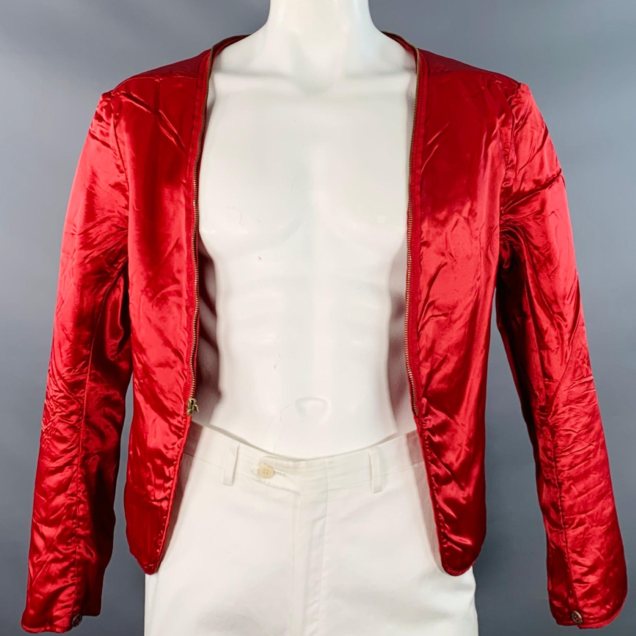 Giacca da moto DSQUARED2 in pelle nera con fodera trapuntata staccabile (si chiude con bottoni all'interno delle maniche), tasche con zip e chiusura con zip. Made in Italy. Eccellente condizione di usato. 

Contrassegnato:   IT 54 

Misure: 
