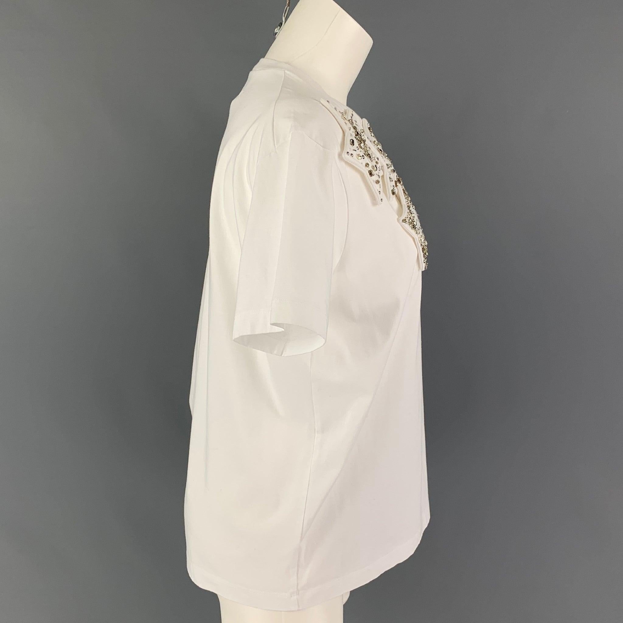 Ce t-shirt en coton blanc de DSQUARED2 présente une coupe ample, un motif à trois étoiles, des ornements en strass et un col ras du cou. Fabriquées en Italie.
Très bien
Etat d'occasion. Légère décoloration au dos. Tel quel.  

Marqué :   XS