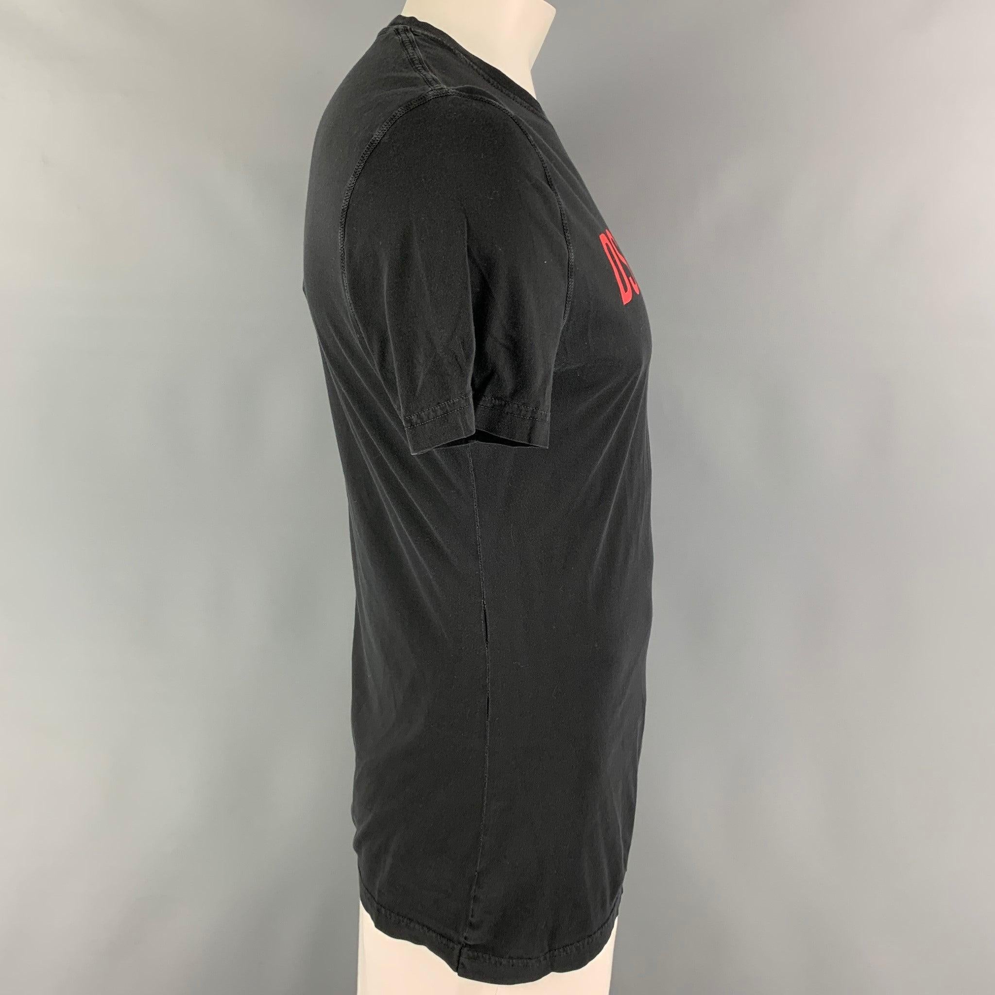 DSQUARED2 t-shirt comes in a black & red cotton featuring a logo design and a crew-neck. Made in Italy.
Very Good
Pre-Owned Condition. 

Marked:   XXL  

Measurements: 
 
Shoulder: 17 inches Chest: 42 inches Sleeve: 9 inches Length: 29 inches 
  
 