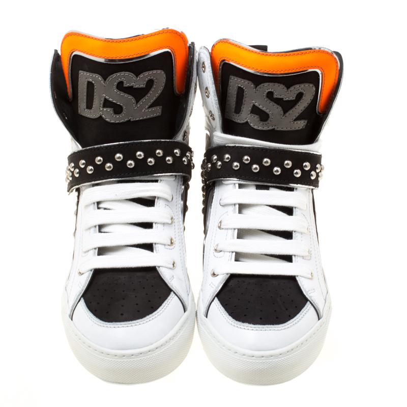 Deserving a special place in your edgy wardrobe, these Dsquared2 high top sneakers come crafted from leather and suede. They have been styled with round toes, lace-ups on the vamps, and exaggerated tongues with a logo applique detailing on them.
