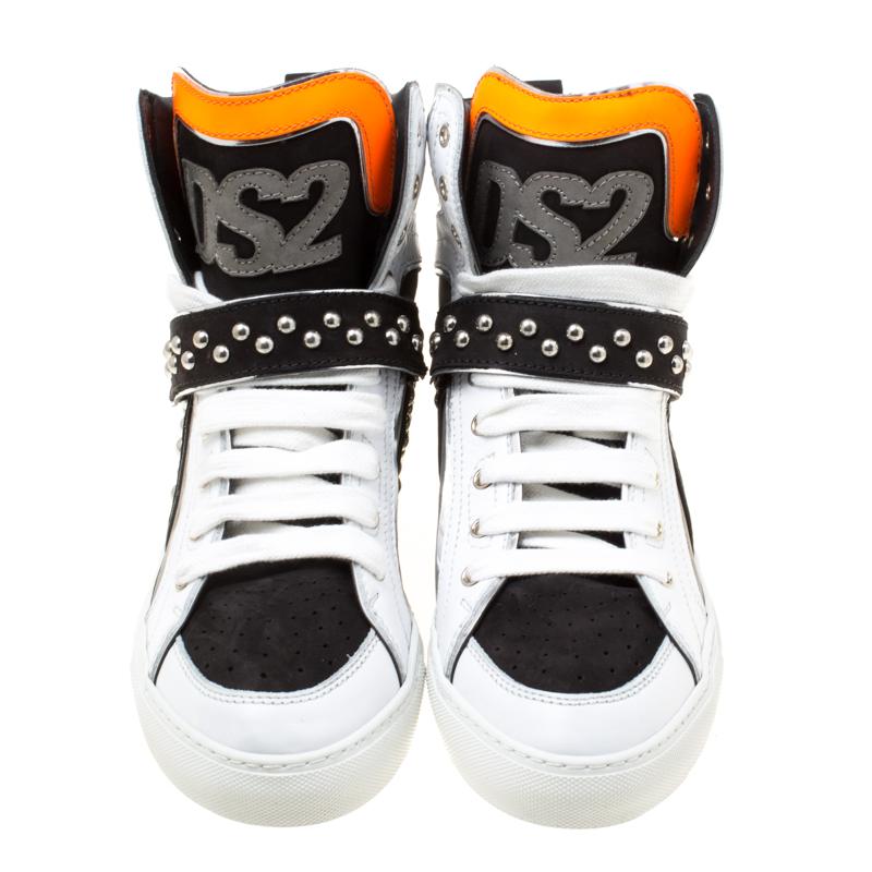 Deserving a special place in your edgy wardrobe, these Dsquared2 high top sneakers come crafted from leather and suede. They have been styled with round toes, lace-ups on the vamps, and exaggerated tongues with a logo applique detailing on them.