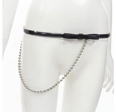 DSQUARED2 Cinturón vintage de charol negro con lazo de plata y cadena de bolas S