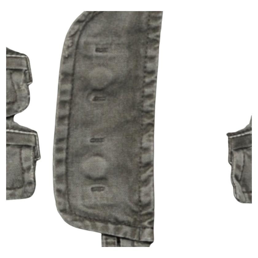 La chaqueta utilitaria vintage de Dsquared2 dará un toque atrevido a tu atuendo. Abrochada con botones y cinco bolsillos, esta chaqueta se presenta en un fresco color caqui. ¡Póntelo y haz que se giren las cabezas!