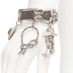 DSQUARED2 Brazalete vintage de metal plateado con colgante de vaquero del Oeste