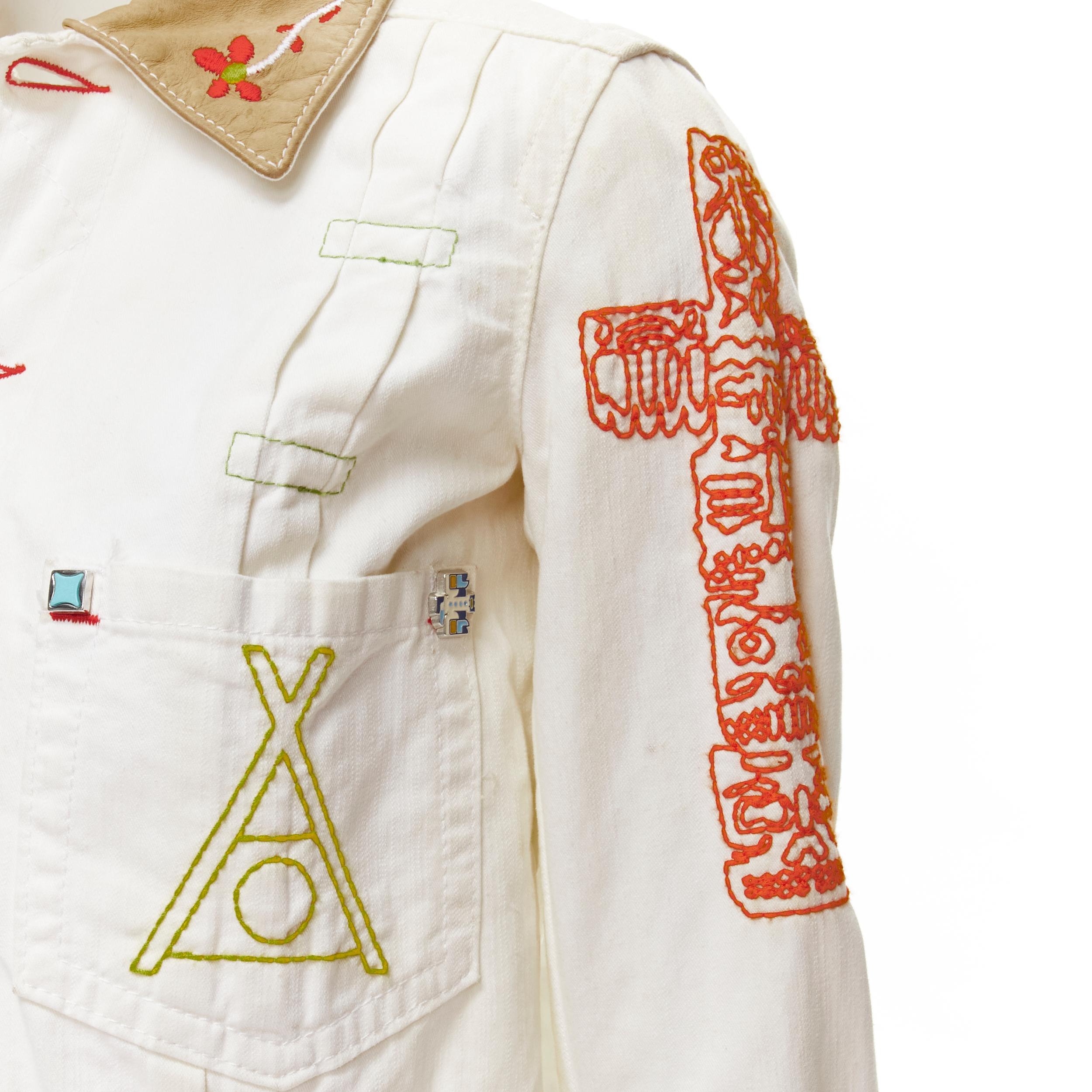 DSQUARED2 Vintage white tent embroidery leather collar denim jacket IT38 XS
Brand: Dsquared2
Material: Denim
Color: White
Pattern: Solid
Closure: Button
Extra Detail: Leather collar with embroidery and brand leather patch at back. Pleat for flared