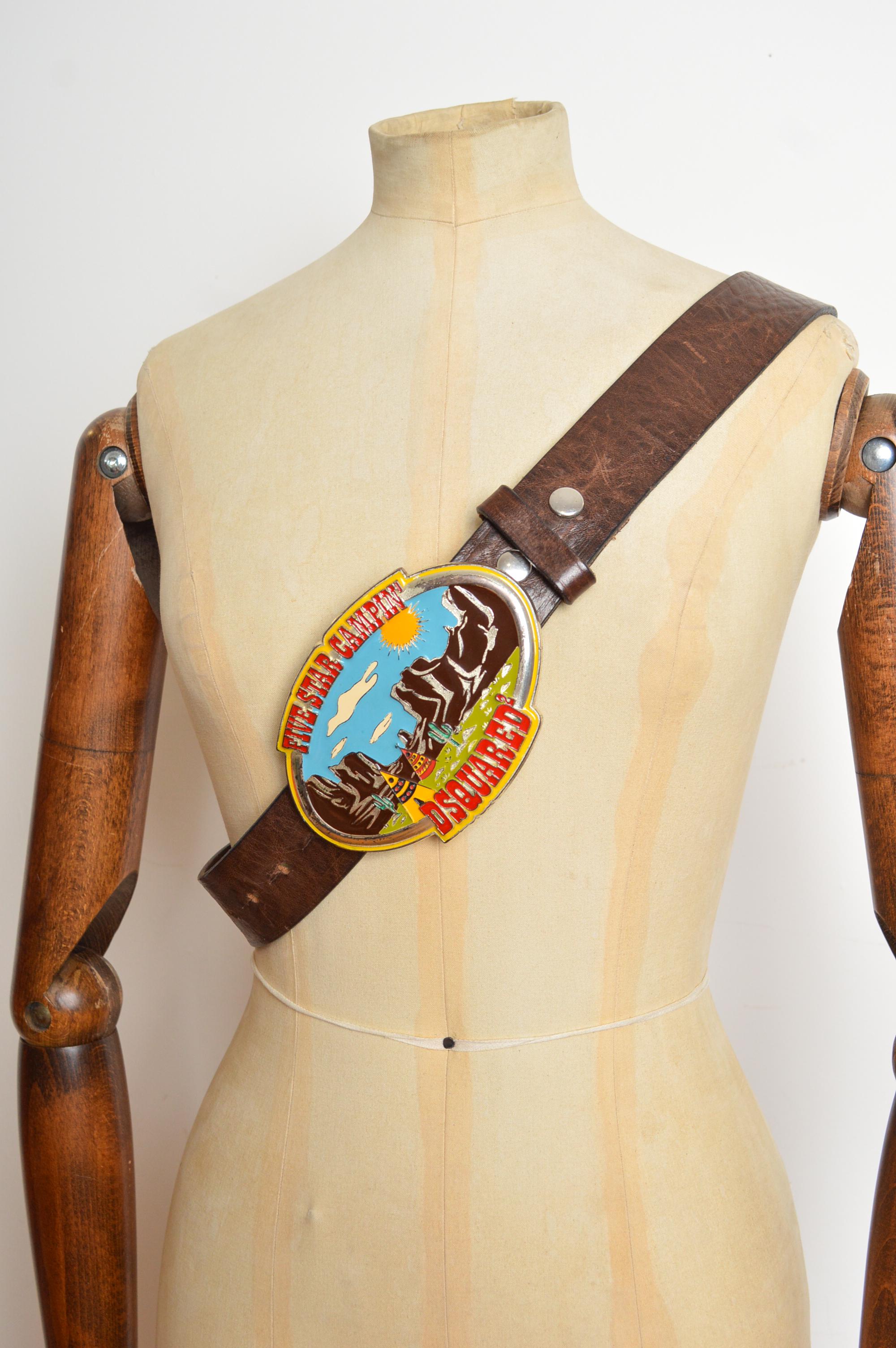 Dsquared2 Vintage Y2K Großer dekorativer Gürtel mit Trucker-Schnalle aus Leder und Emaille im Angebot 14