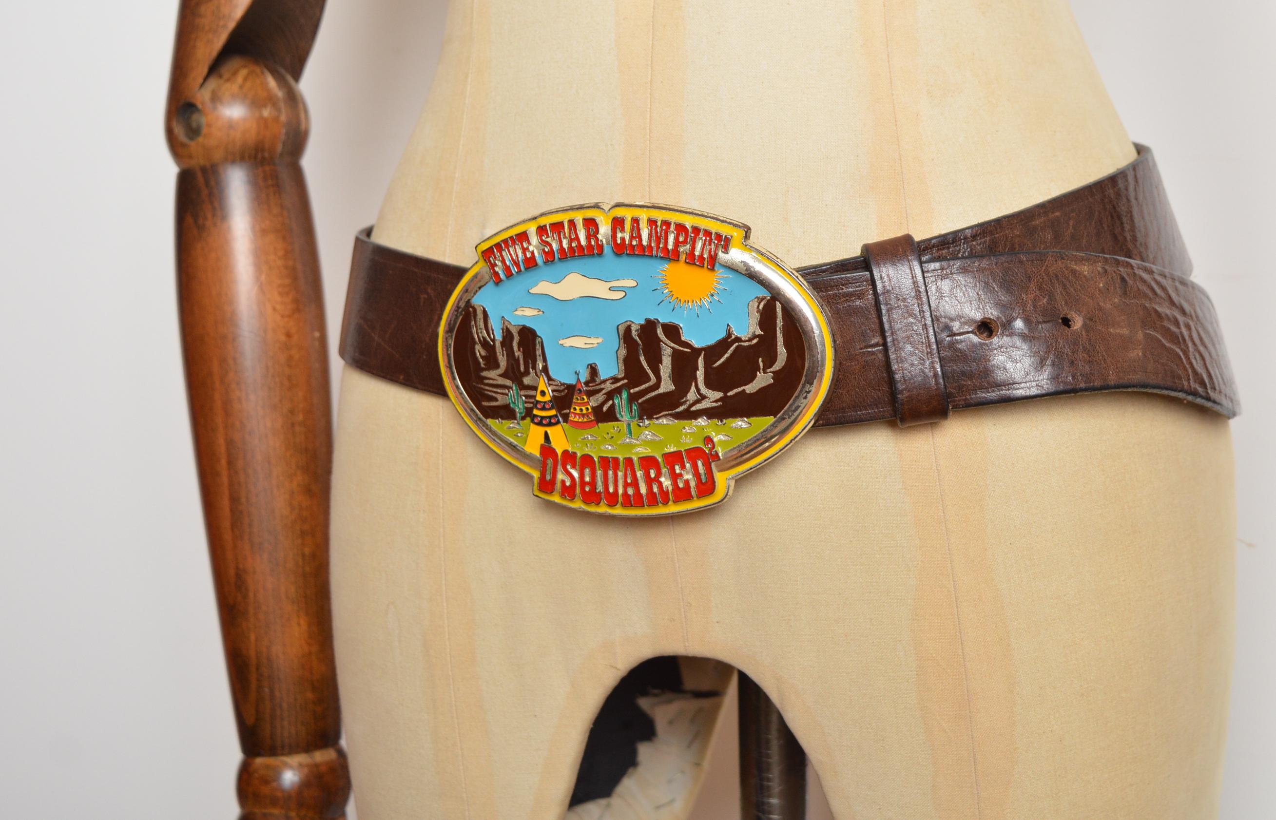 Dsquared2 Vintage Y2K Großer dekorativer Trucker-Gürtel aus Leder und Emaille 
Ausgestattet mit einer großen Emaille-Schnalle im Western-Stil und einem verstellbaren Ledergürtel.
Die Maße sind in Zoll angegeben;
Schnalle; 5