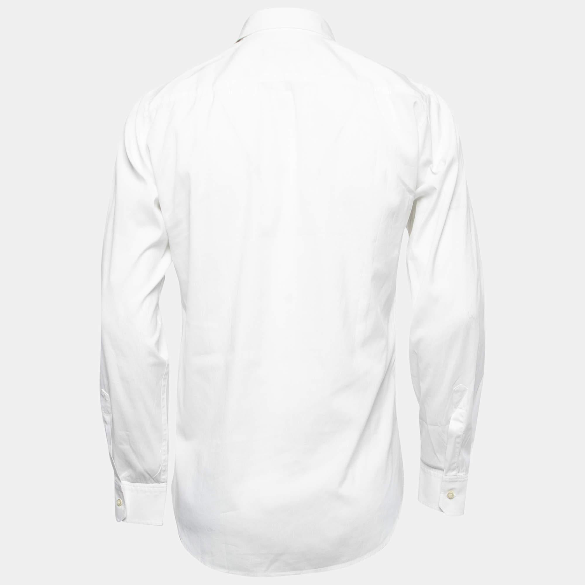 Elevate your wardrobe with this Dsquared2 mens shirt. Crafted with precision and attention to detail it embodies timeless style making it an essential piece for every sophisticated man.