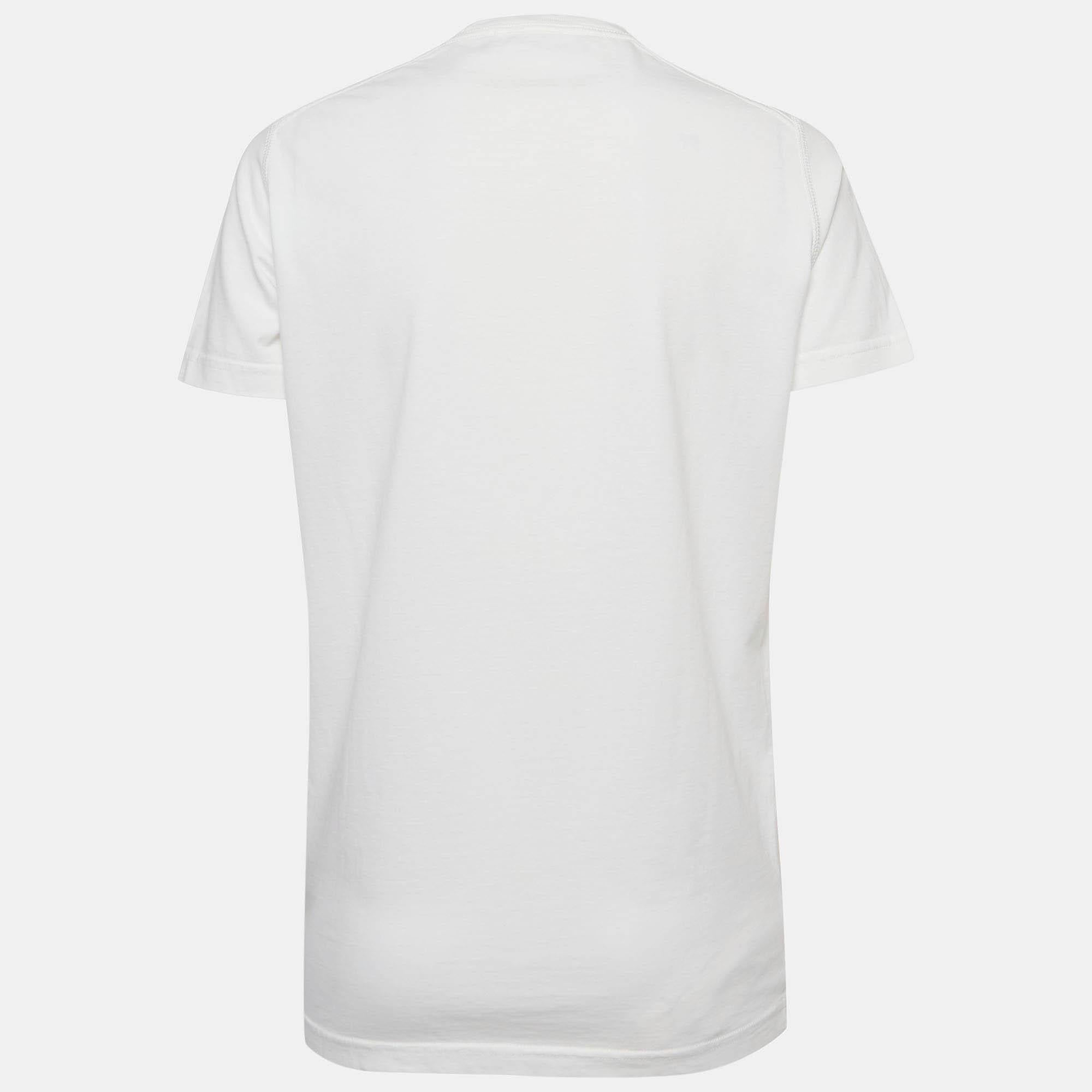 A perfect combination of comfort, luxury, and style, this designer t-shirt is a must-have piece! Made from quality materials, the creation can be styled with denim pants and sneakers for a cool look.