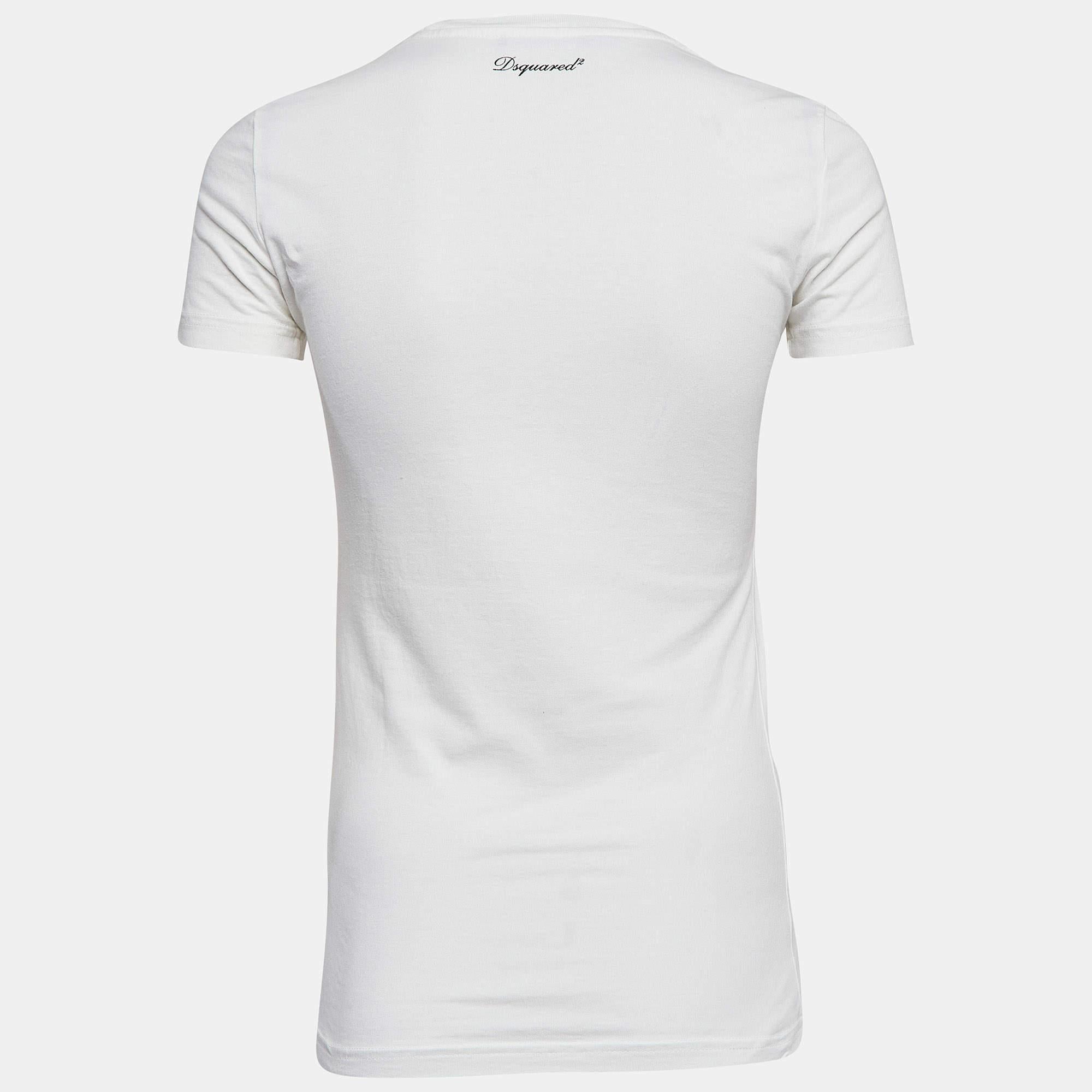 A perfect combination of comfort, luxury, and style, this Dsquared2 t-shirt is a must-have piece! Made from quality materials, the creation can be styled with denim pants and sneakers for a cool look.