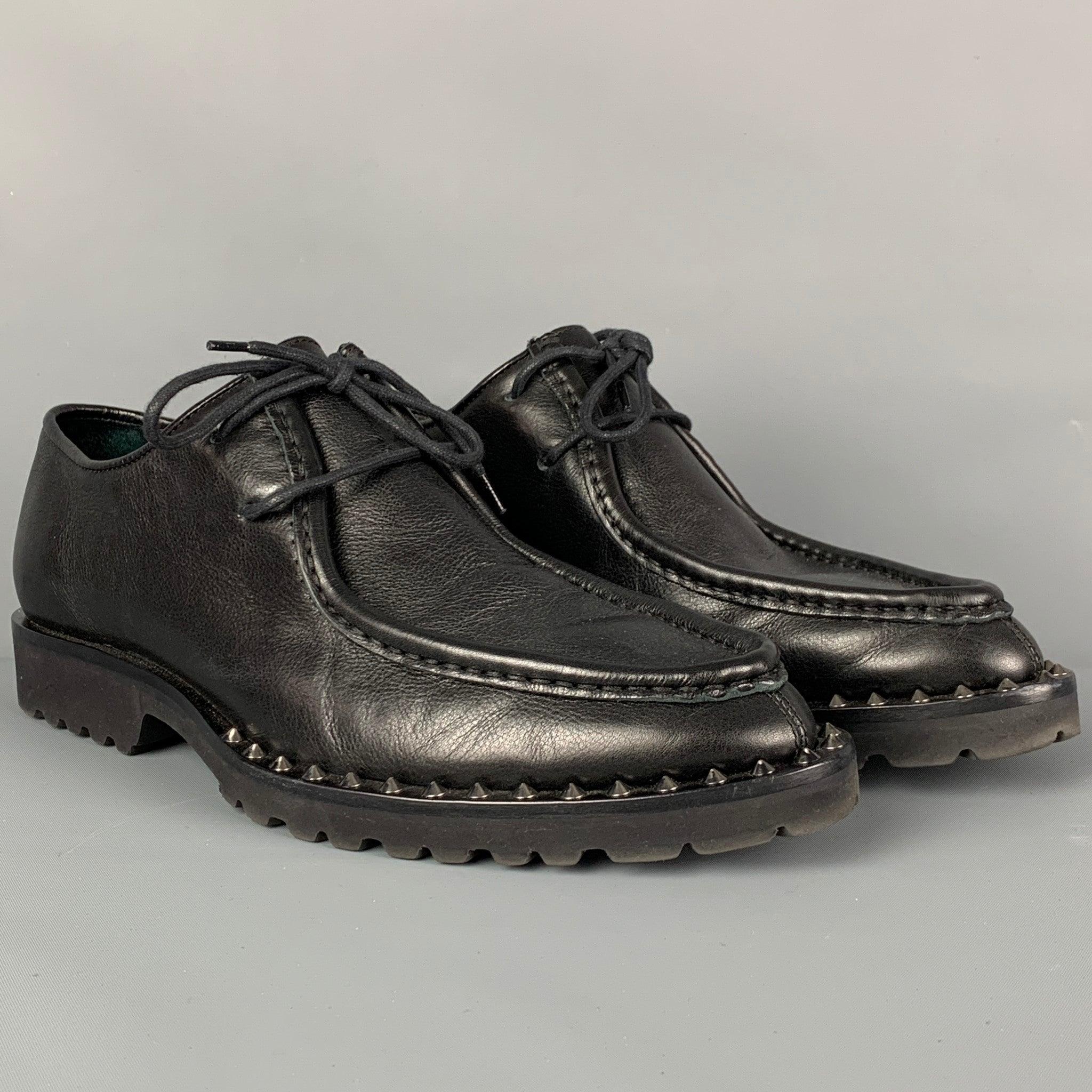 Les chaussures 'Worlds End' de DSQUARED2 sont en cuir noir et présentent des détails cloutés, un bout étroit et une fermeture à lacets. Comprend une boîte. Fabriquées en Italie.
Excellent
Etat d'occasion. 

Marqué :  
39Semelle d'usure : 11.75