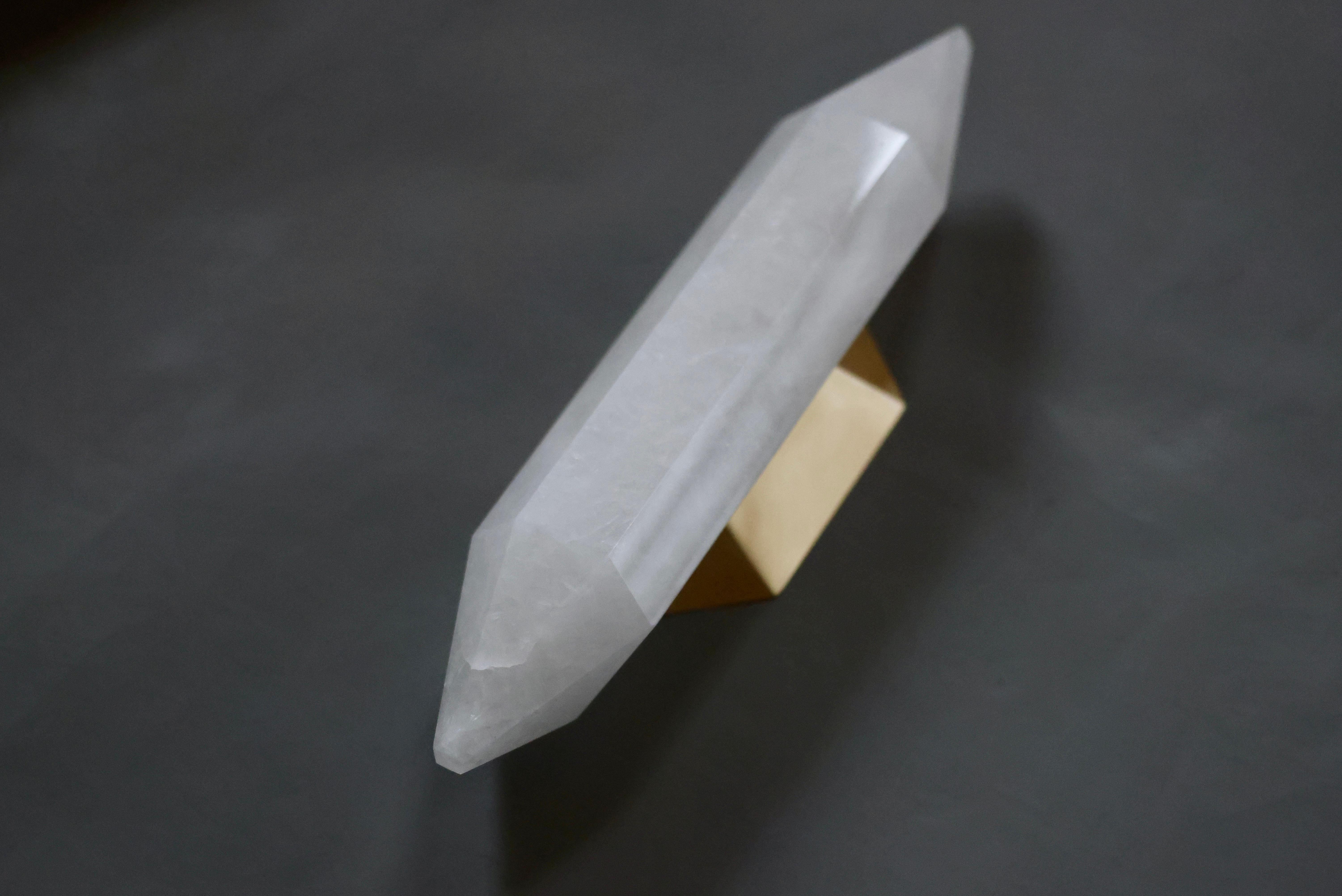 Aplique de cristal de roca finamente tallado con placa trasera de latón satinado.
Dos enchufes E12 instalados.

El tamaño de la placa trasera es de 6 pulgadas de alto y 4 pulgadas de ancho.

2 