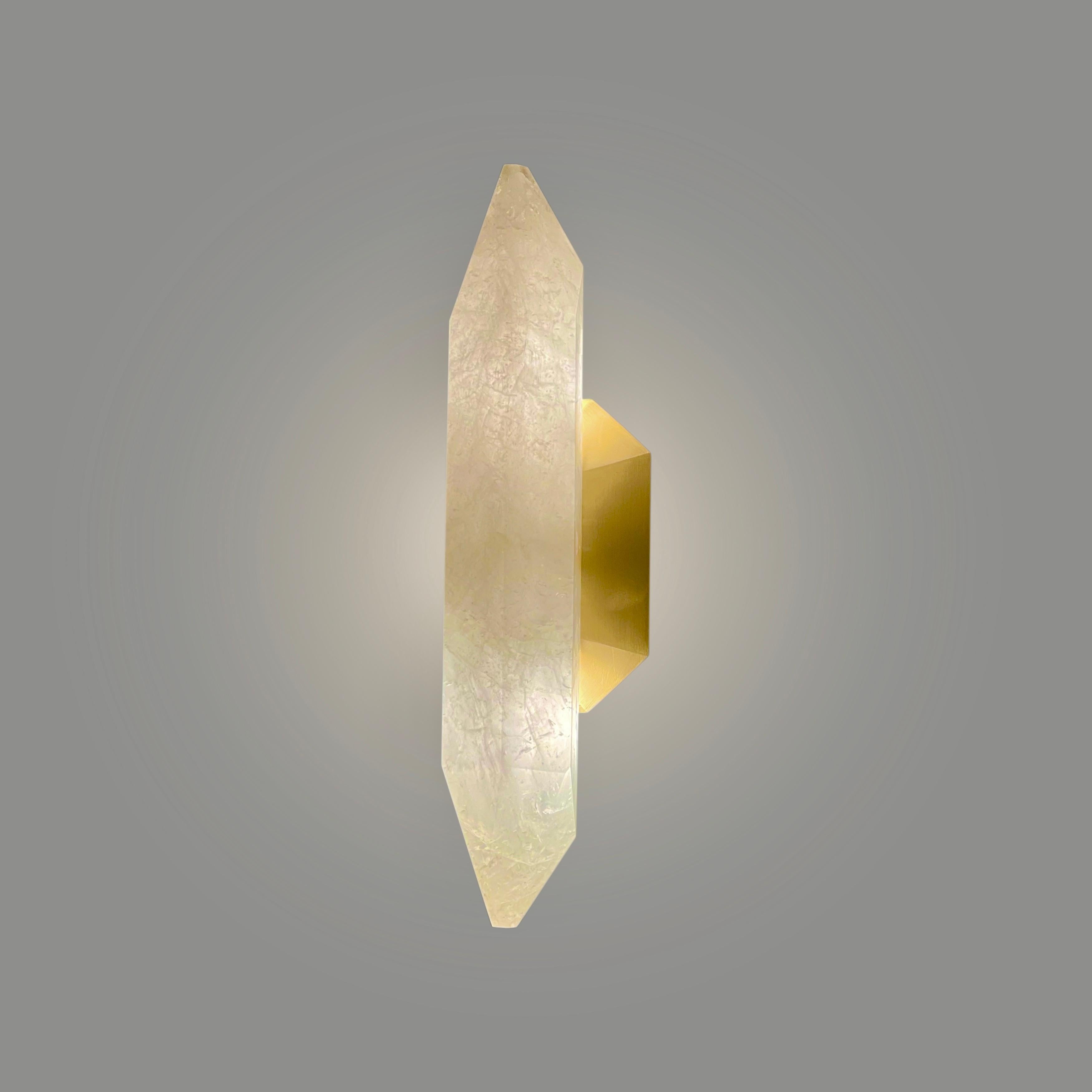 Aplique de cristal de roca finamente tallado con placa trasera de latón envejecido.
Dos enchufes E12 instalados.

El tamaño de la placa trasera es de 6 pulgadas de alto y 4 pulgadas de ancho.

2 