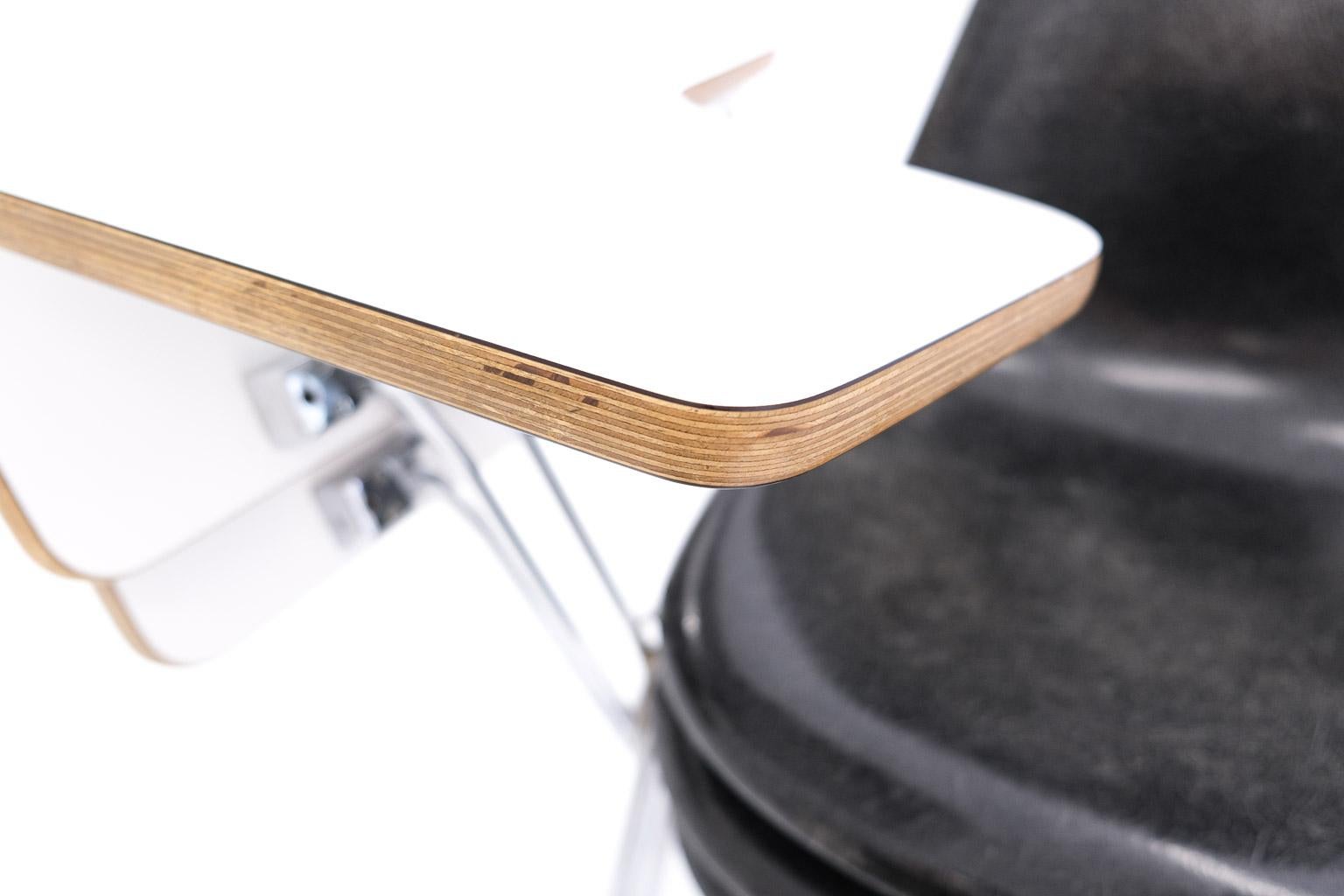 DSS-TA Esszimmerstuhl mit Stapelbarem Sockel von Ray & Charles Eames im Angebot 9