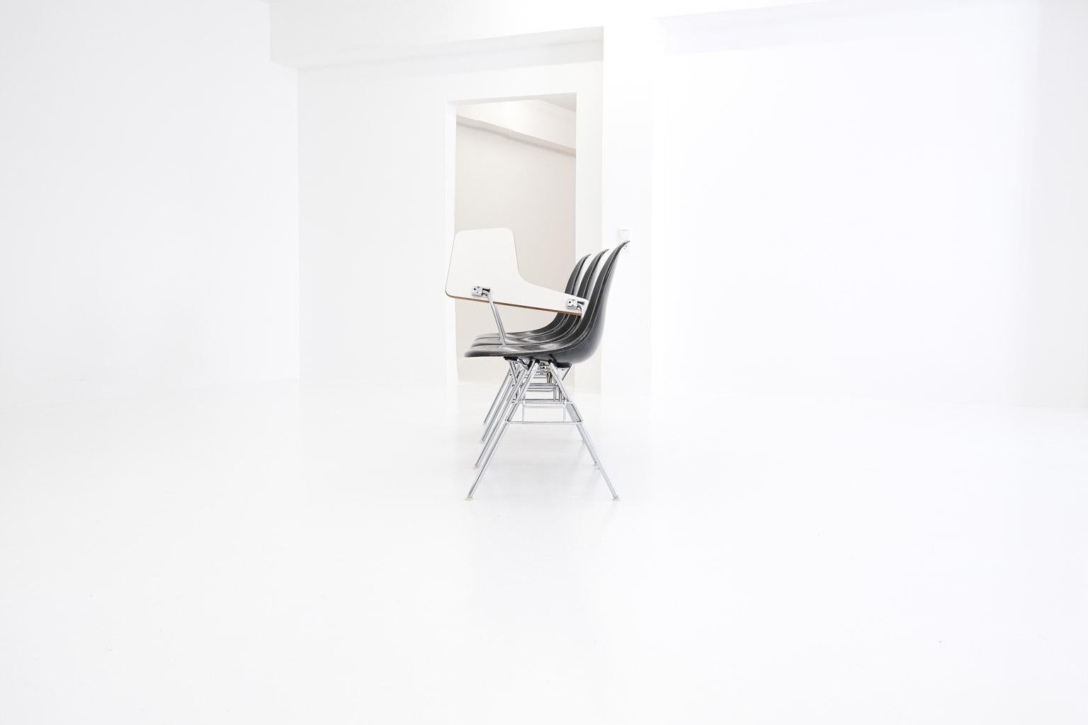 DSS-TA Esszimmerstuhl mit Stapelbarem Sockel von Ray & Charles Eames (amerikanisch) im Angebot