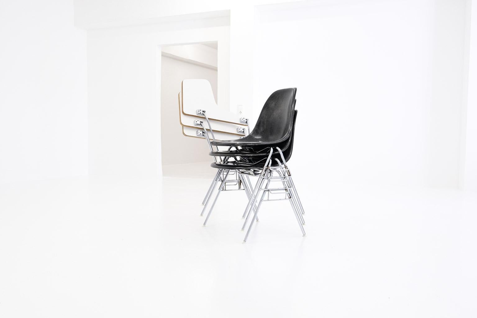 DSS-TA Esszimmerstuhl mit Stapelbarem Sockel von Ray & Charles Eames (Stahl) im Angebot