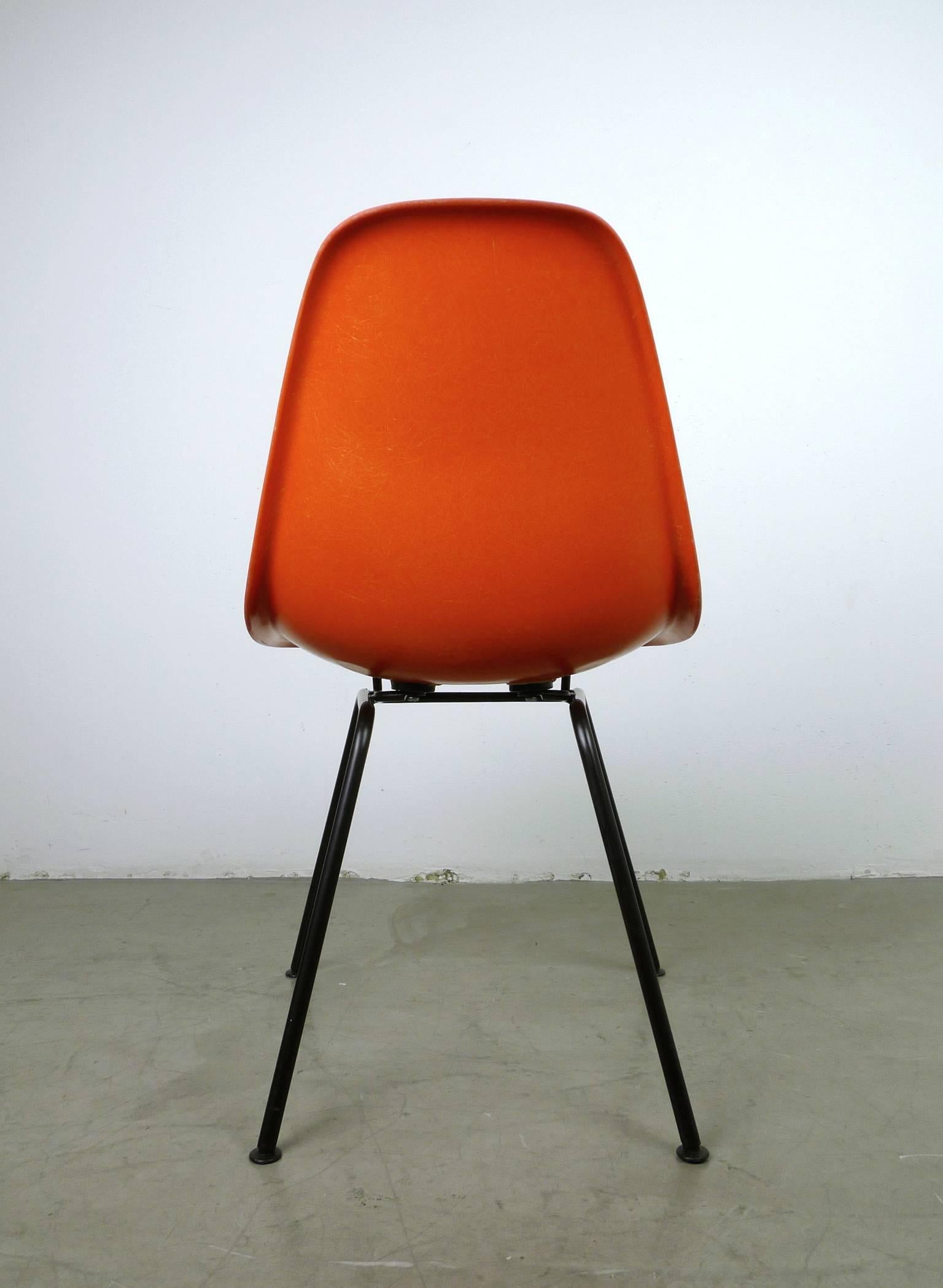 DSX Fiberglass Side Chair by Ray &  Charles Eames for Herman Miller, USA, 1970s In Good Condition In Berlin, DE