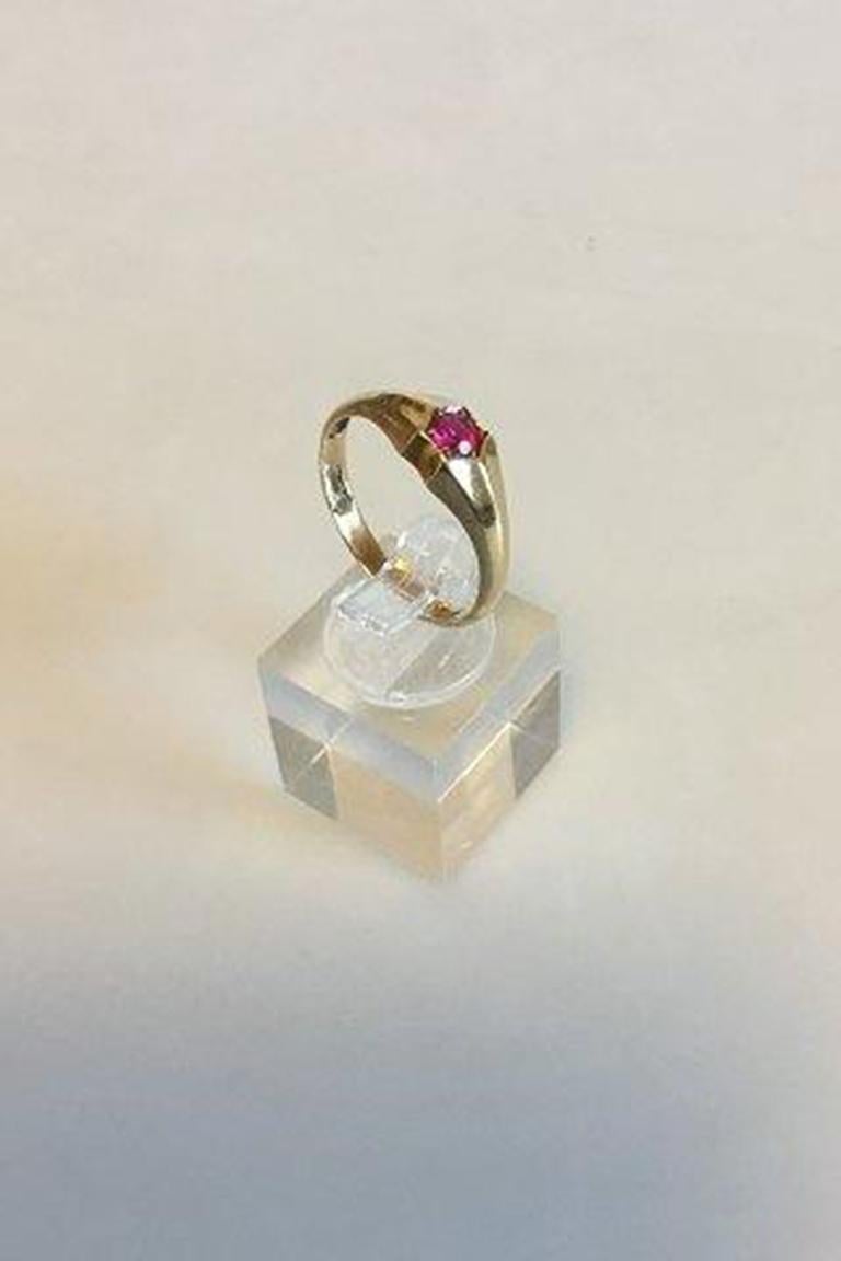 DTA 14 K gold ring with red Stone.

Ring Size 59 / US 7 1/2. Weighs 2.3 g / 0.08 oz.