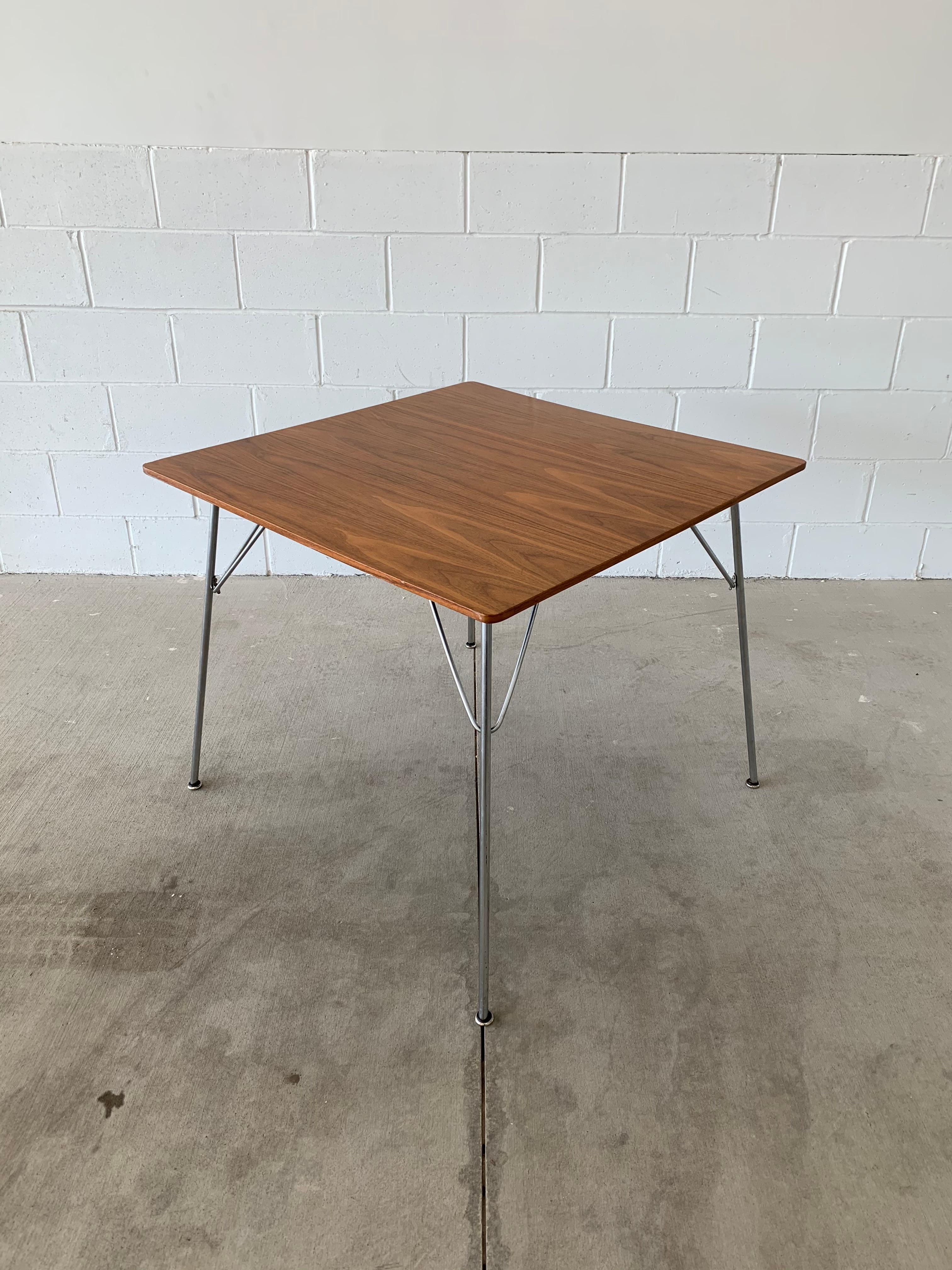 Nord-américain DTM2 de Ray et Charles Eames pour Herman Miller