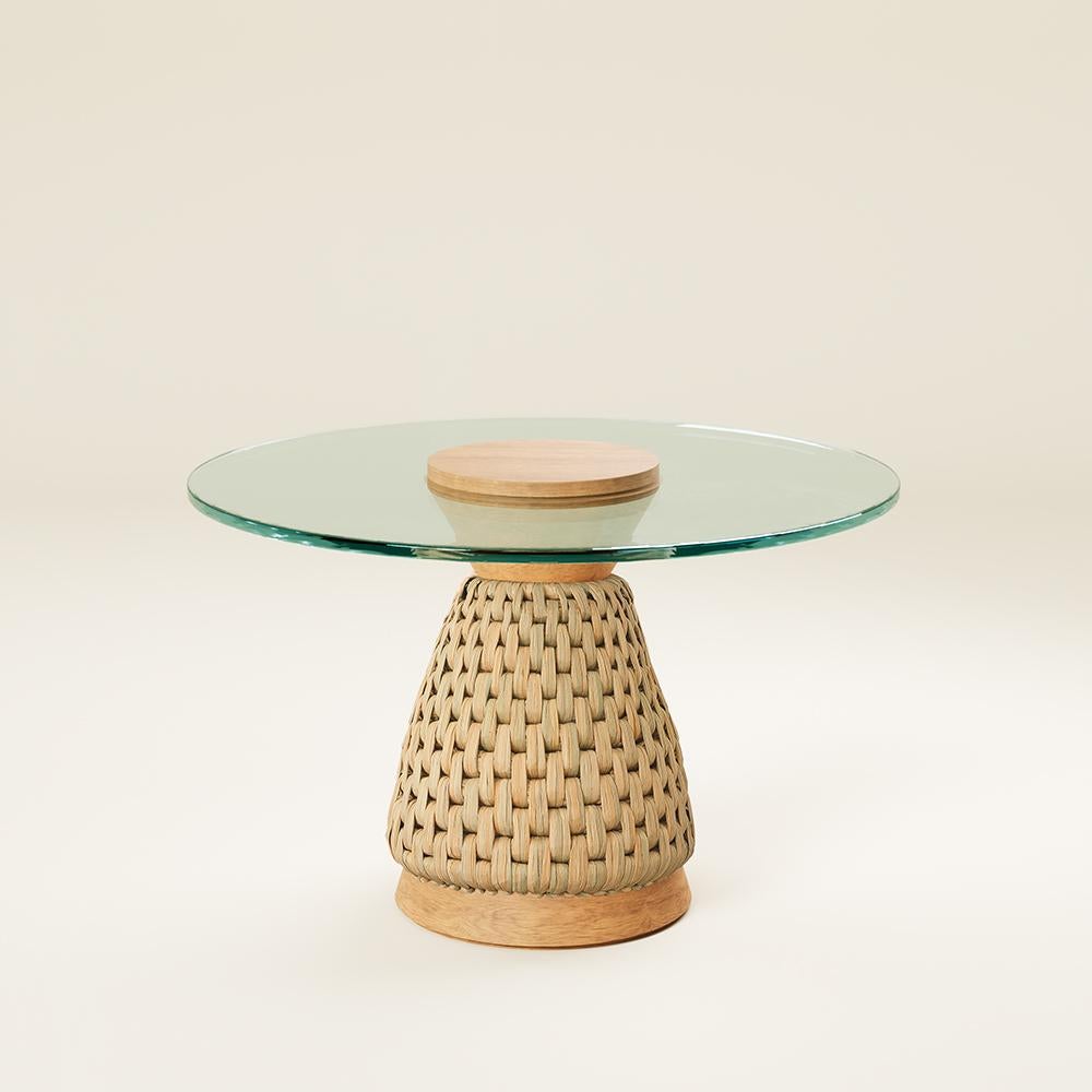Diese Tische vereinen mühelos natürliche Elemente und bilden einen faszinierenden Blickfang in Ihrem Essbereich. 
Vom handgefertigten Sockel aus Tule bis zur klaren Glasplatte strahlt jedes Stück Wärme und Charakter aus. Tauchen Sie ein in das