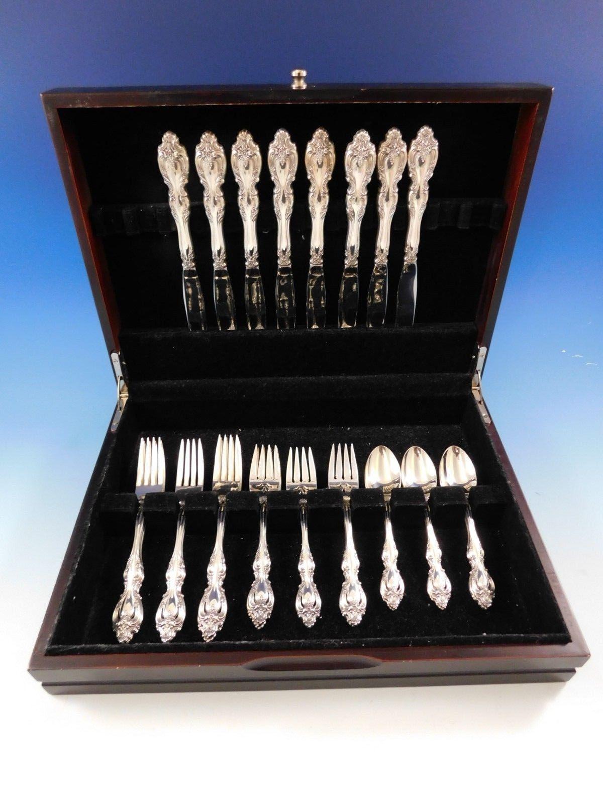 Stunning Du Maurier by Oneida sterling silver flatware set, 32 pieces. This set includes:

8 knives, 9 1/4