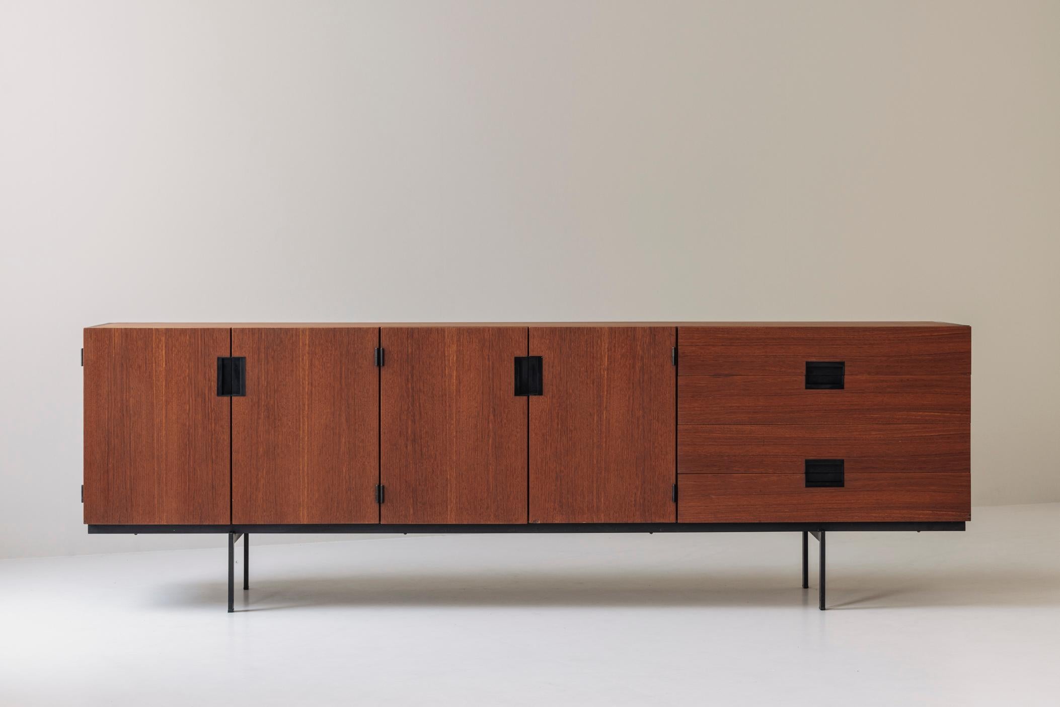 Vero e proprio capolavoro del design olandese di metà secolo, questa credenza DU03 della rinomata serie giapponese di Cees Braakman per Pastoe (1958) è sia un oggetto da collezione che un pezzo di design senza tempo. Grazie alle sue linee pulite,