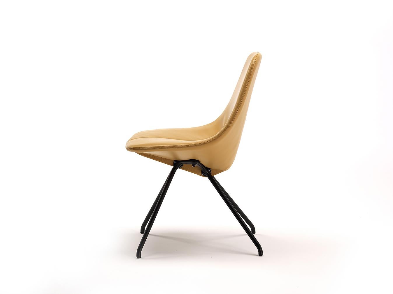 Designed in 1953, the DU 30 is without doubt Gastone Rinaldi’s most famous design. The unitary nature of the seat and backrest results in a central cutting and stitching eff ect that brings to mind the contemporary works by Lucio Fontana.