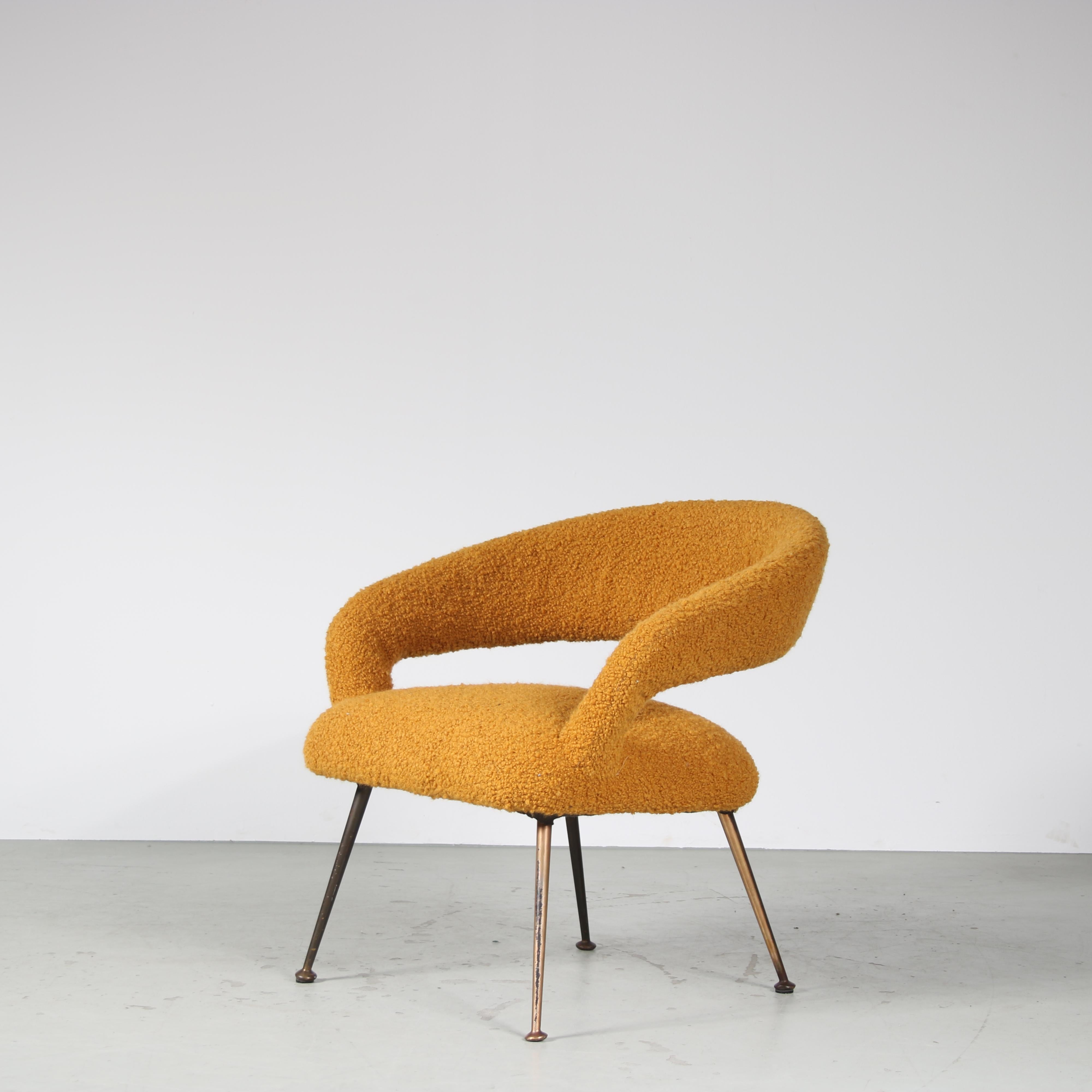 Un beau fauteuil élégant, conçu par Gastone Rinaldi et fabriqué par RIMA en Italie vers 1950.

L'assise joliment incurvée repose sur quatre pieds en laiton légèrement effilés. Tout cela contribue au style luxueux de la pièce, magnifiquement complété