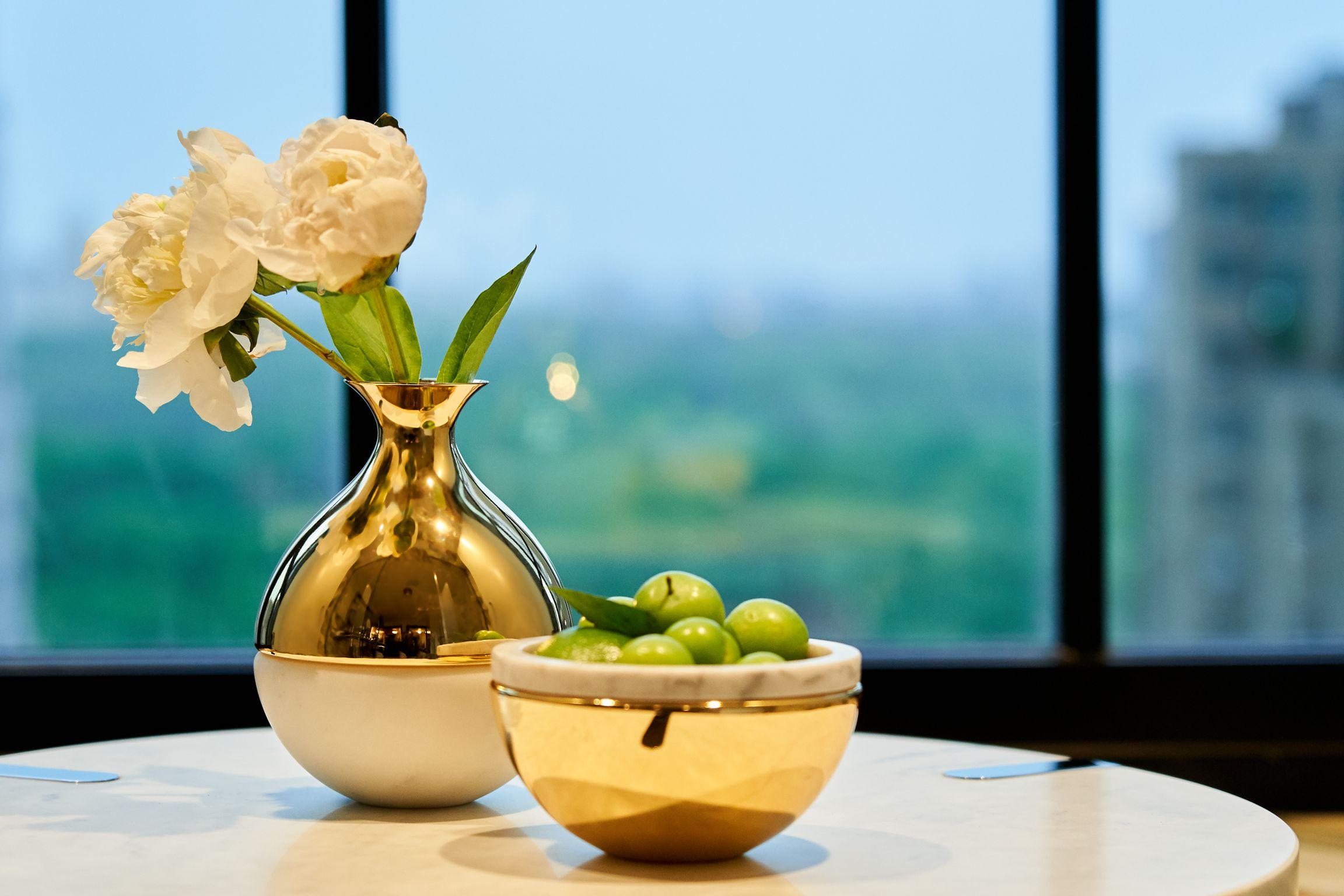 Chinese Dual Bowl in Marble & Polished Gold Metal by ANNA new york For Sale