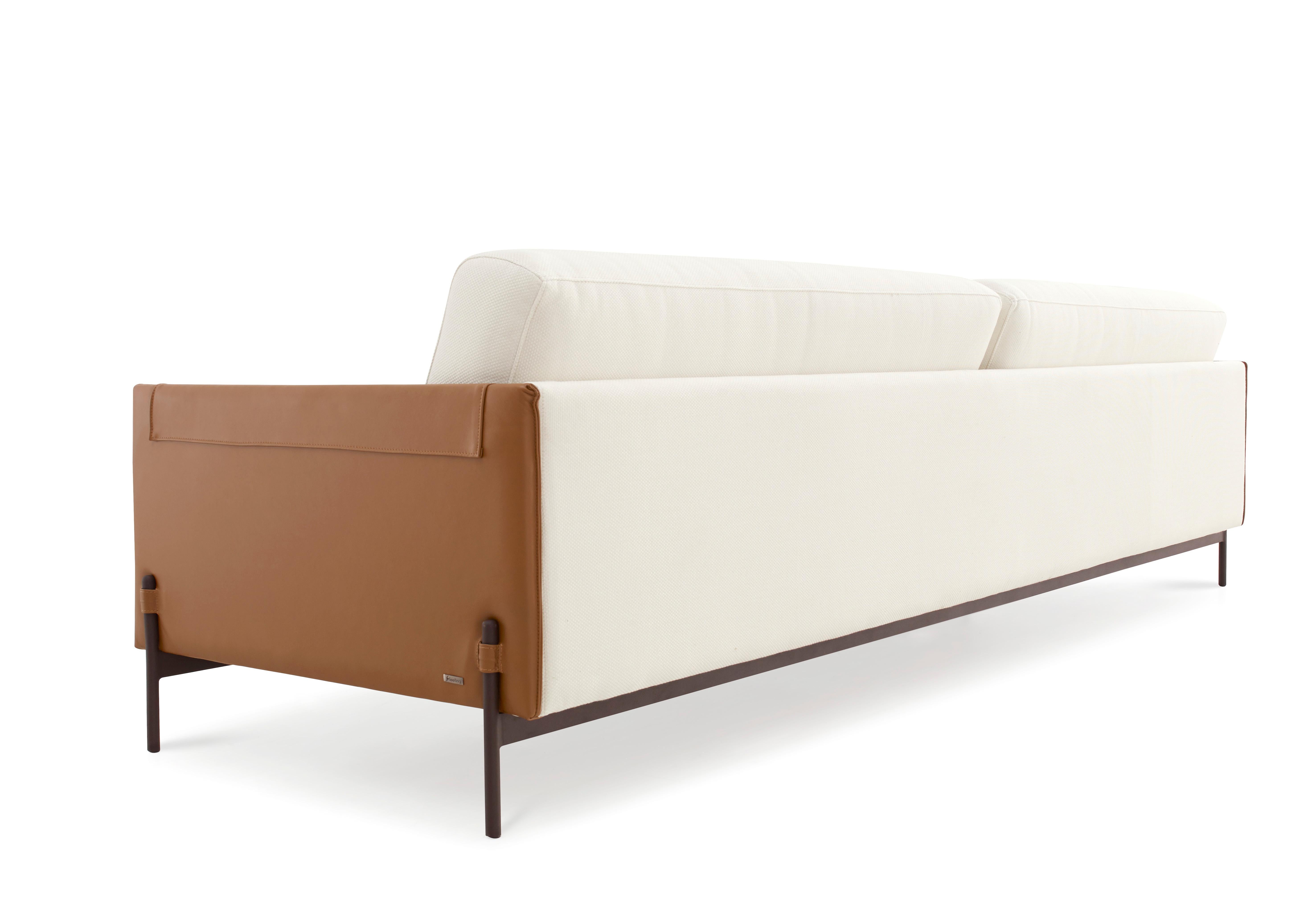Il divano Drop conferisce un'atmosfera molto sofisticata e audace al tuo spazio. È disponibile in due colori, che combinano perfettamente il tessuto e la pelle.

Informazioni tecniche:
Morbidezza del sedile: Zig-zag a molla + Cintura elastica