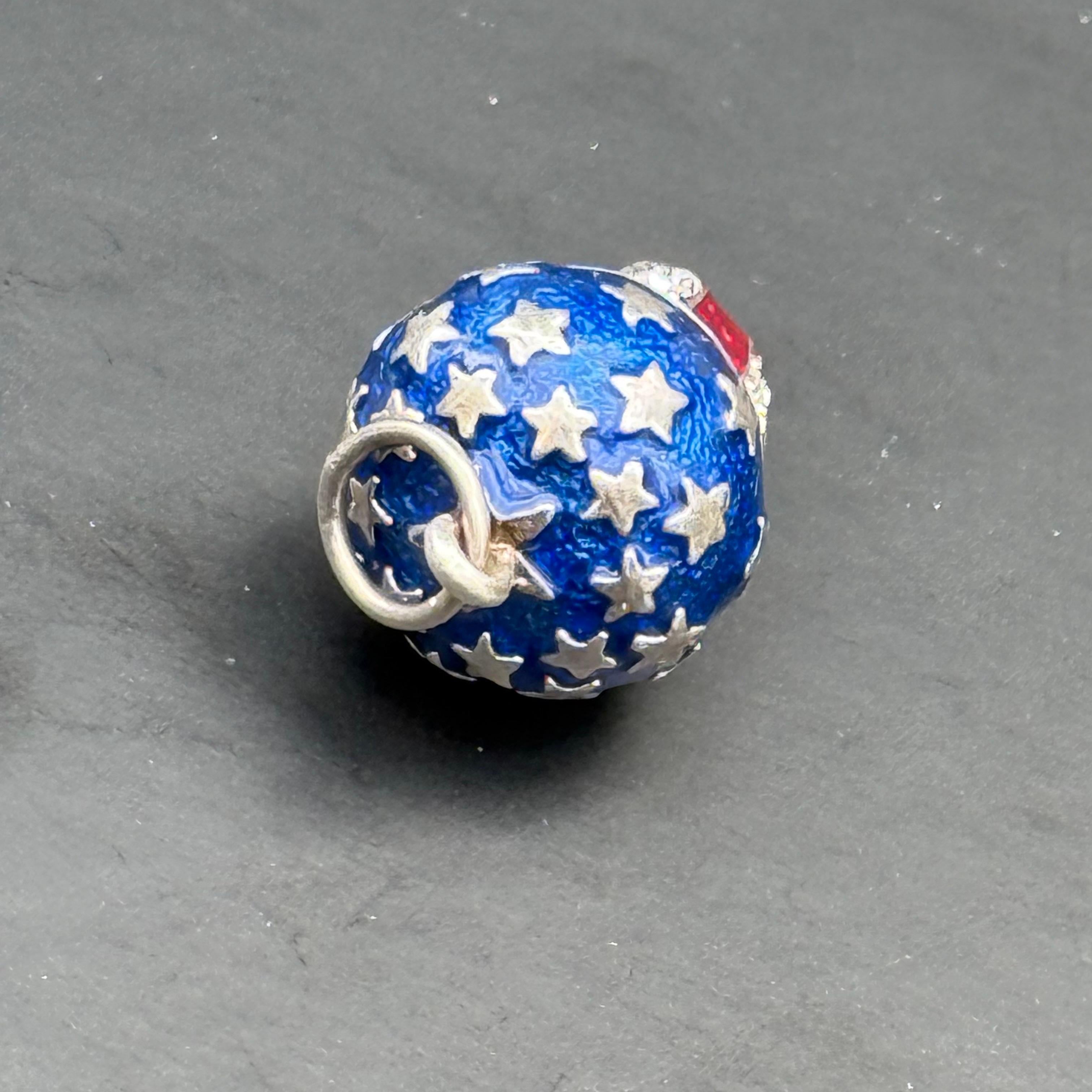 Ciondolo a forma di uovo con smalto a doppio colore in argento in vendita 3