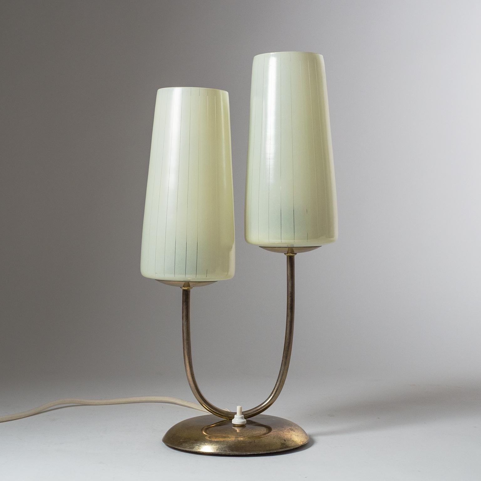 Elegant brass table lamp with dual glass shades from the 1940-1950s. The long glass diffuser are enameled in Ivory with clear pinstripes. Fine original condition with patina on the brass. Two original bakelite E27 sockets with new wiring.
