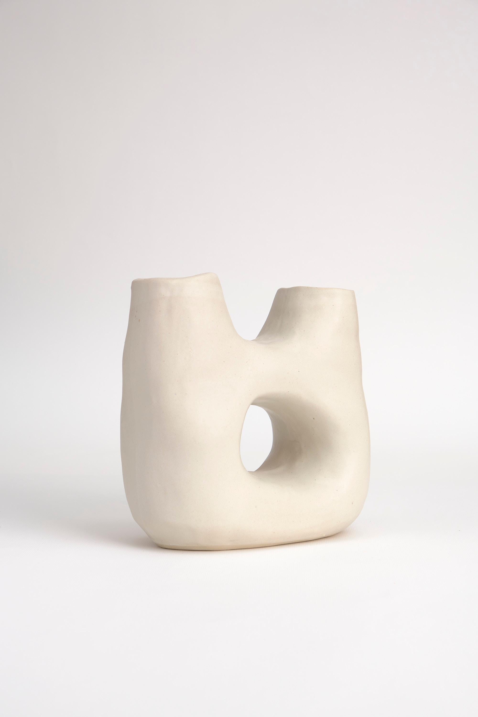 Vase sculptural en céramique de la collection permanente.

Dimensions : 19 x 9 x 18