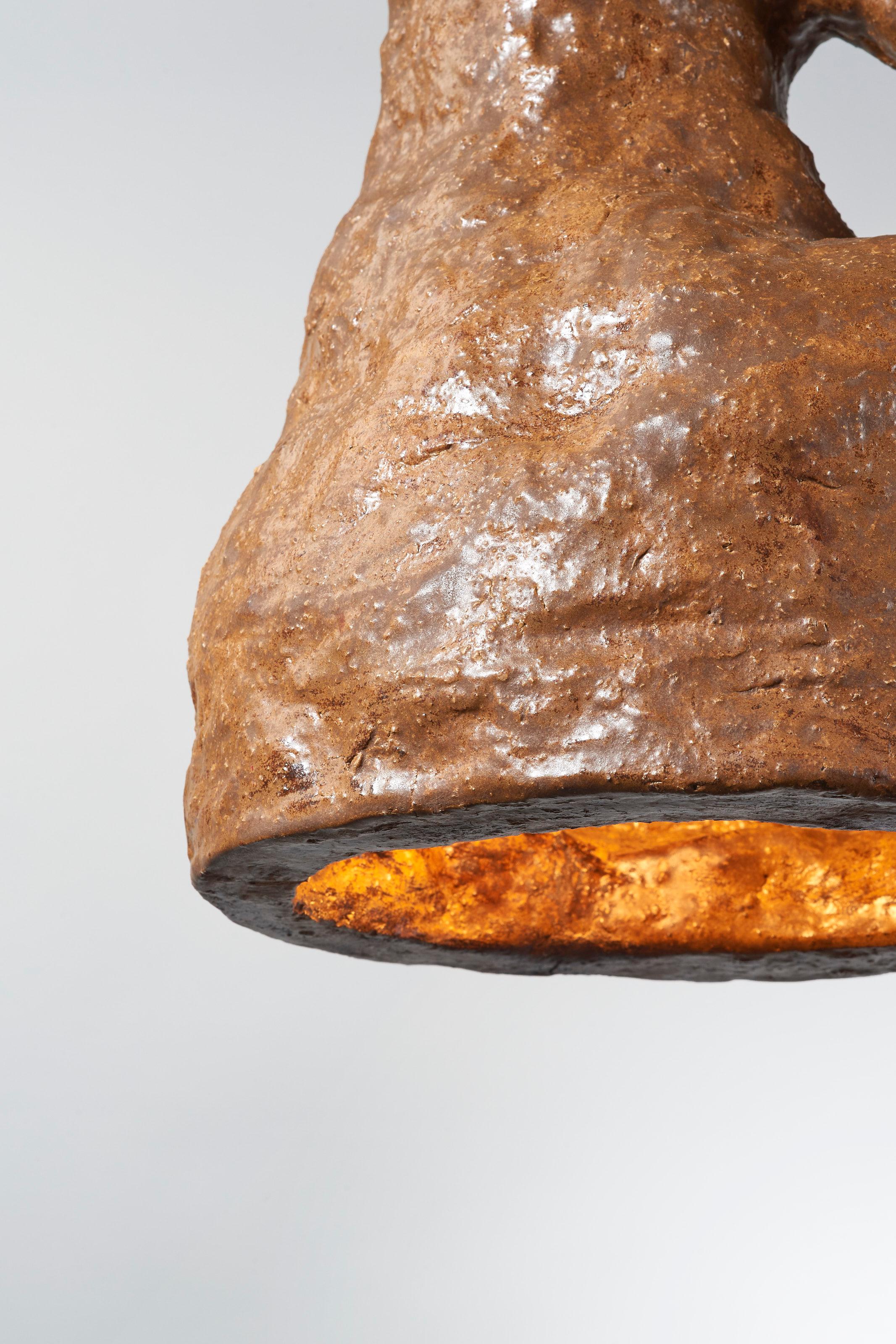 Moderno Lampada contemporanea di forma grezza e doppia in ceramica Brown Medium di Willem Van Hooff in vendita