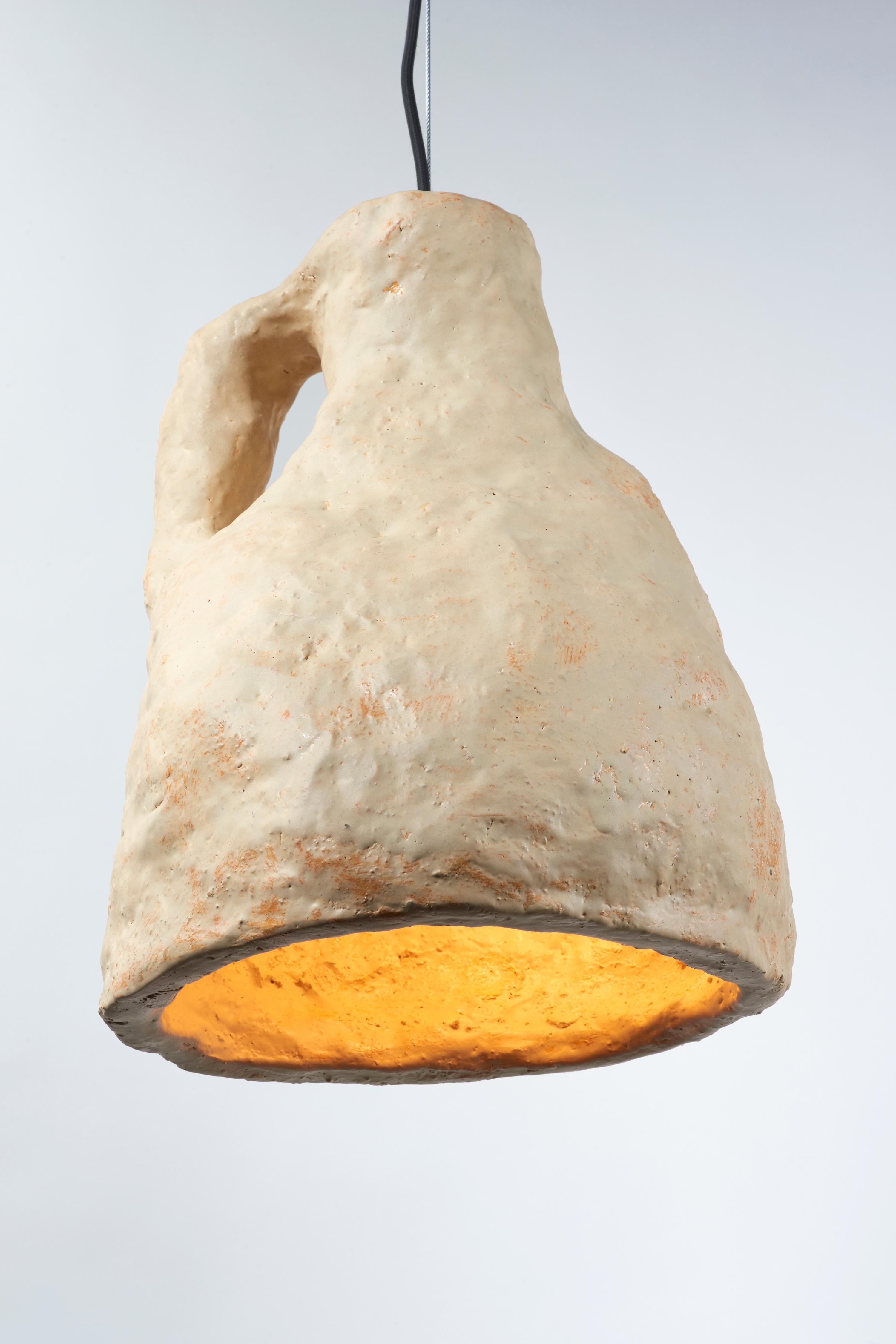 Duale Lampe, elfenbeinfarben, groß von Willem Van Hooff
Abmessungen: B 35 x H 50 cm (Die Maße können variieren, da die Stücke handgefertigt sind und leichte Größenabweichungen aufweisen können)
MATERIALIEN: Steingut, Keramik, Pigmente und