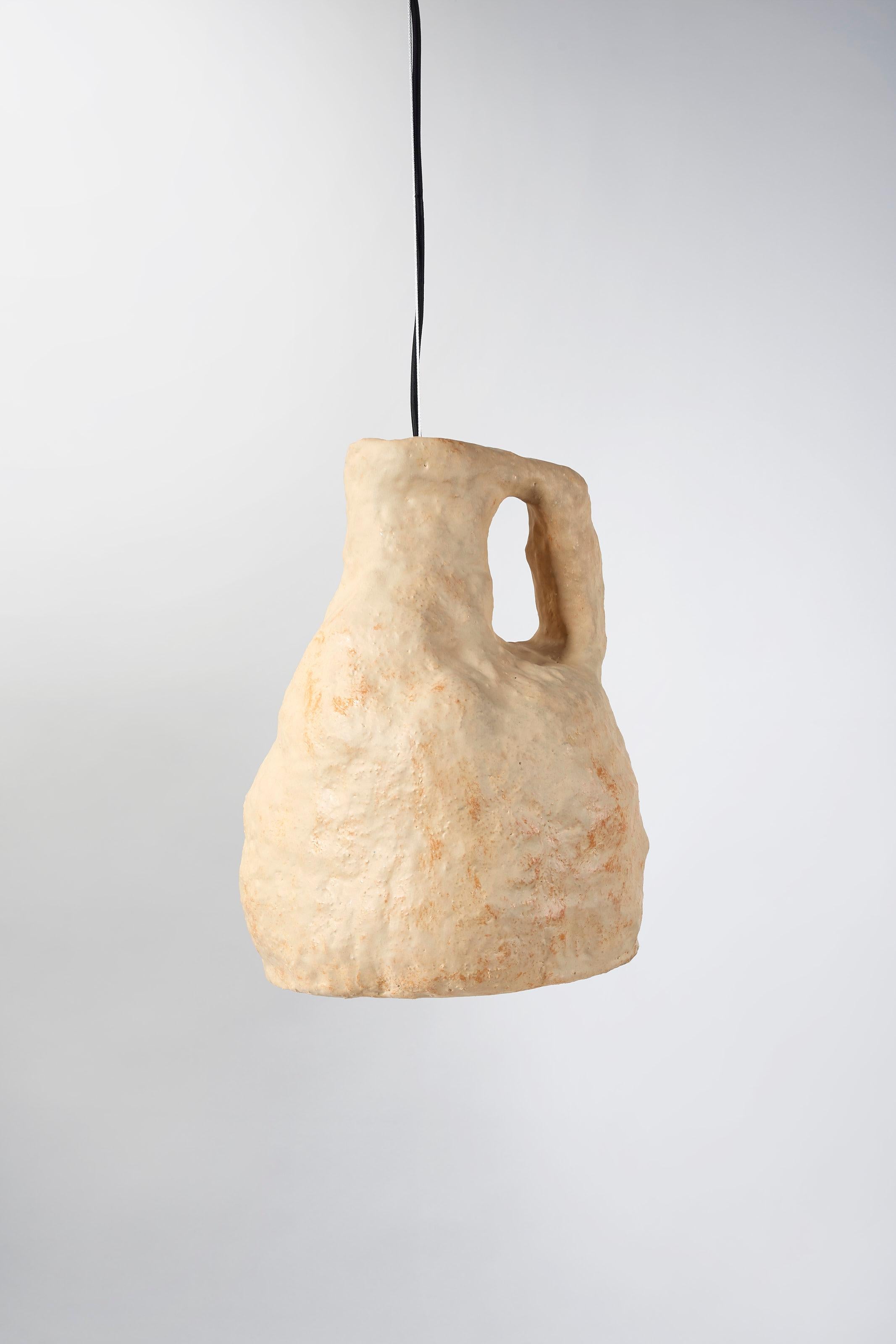 Moderno Lampada da soffitto a forma grezza scolpita a mano, in ceramica avorio, di Willem Van Hooff in vendita